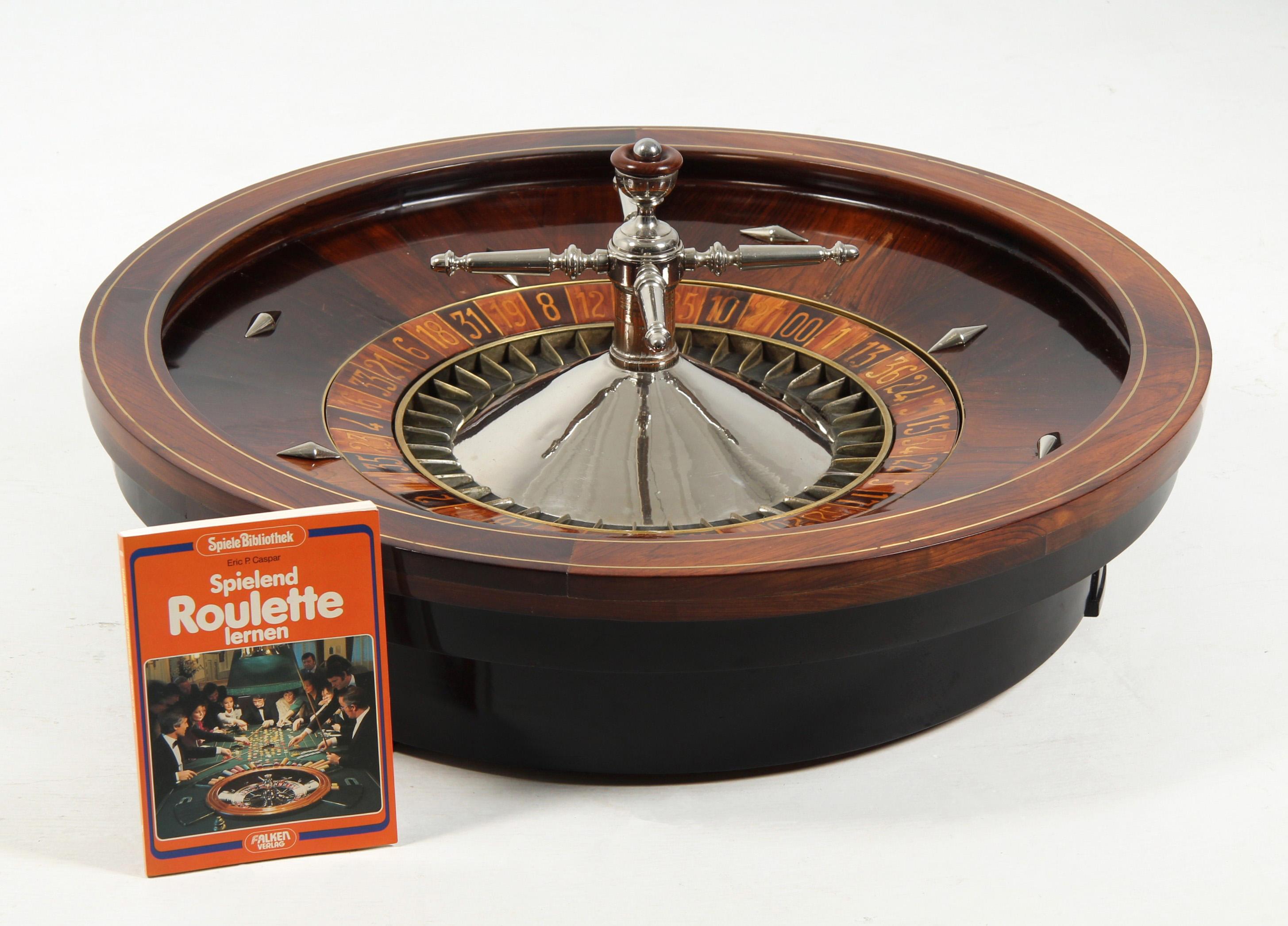 Roulette et chiffon de roulette anciens

Angleterre
Bois de rose et autres
début du 20e siècle

Dimensions : H x P : 31 x 73 cm : H x D&H : 31 x 73 cm

Description :
Rare roulette du début du 20e siècle, d'une grande solidité.

Le corps solide et