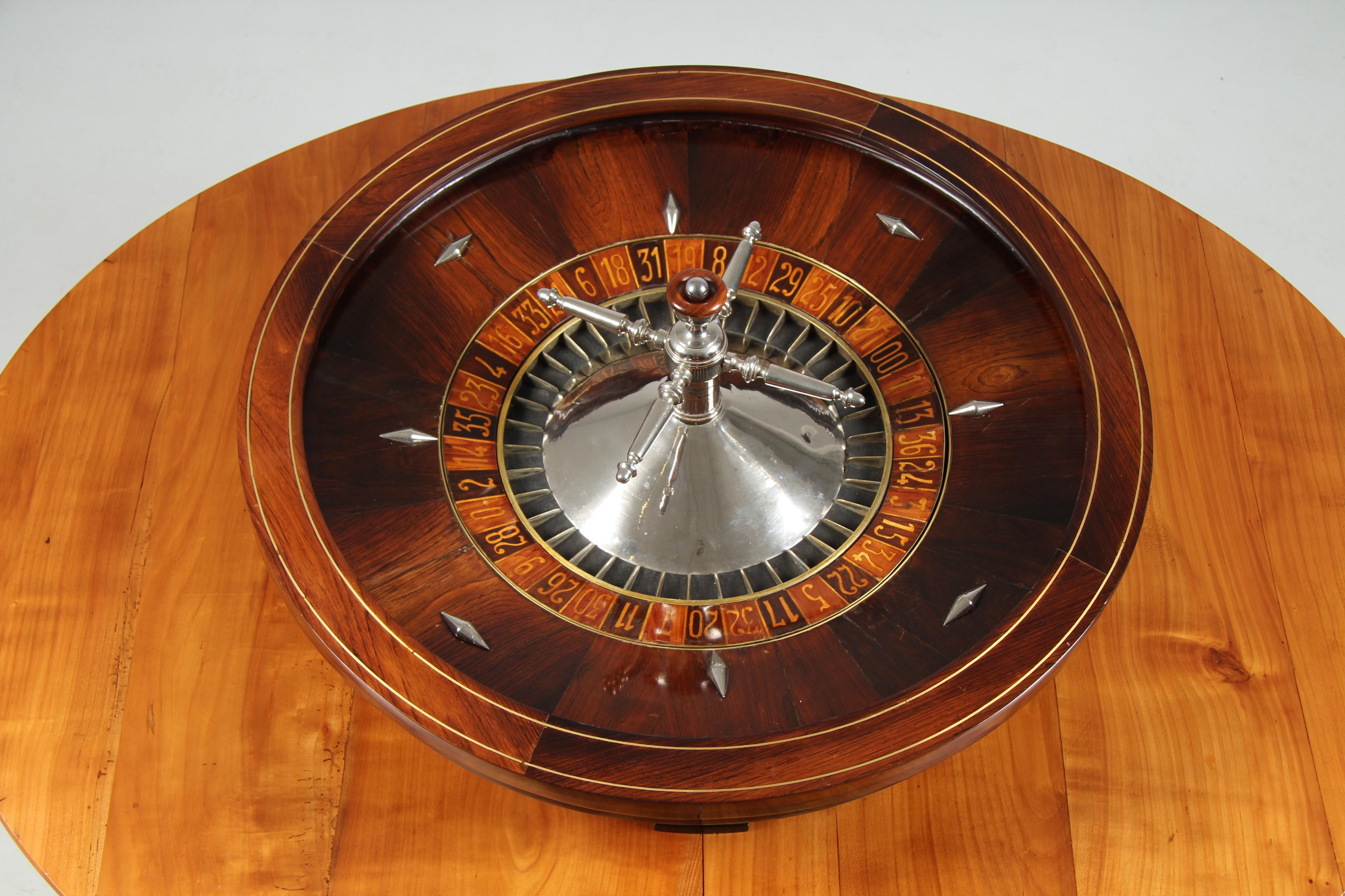 20ième siècle Roulette du début du 20e siècle avec drap de roulette provenant d'un ancien casino en vente