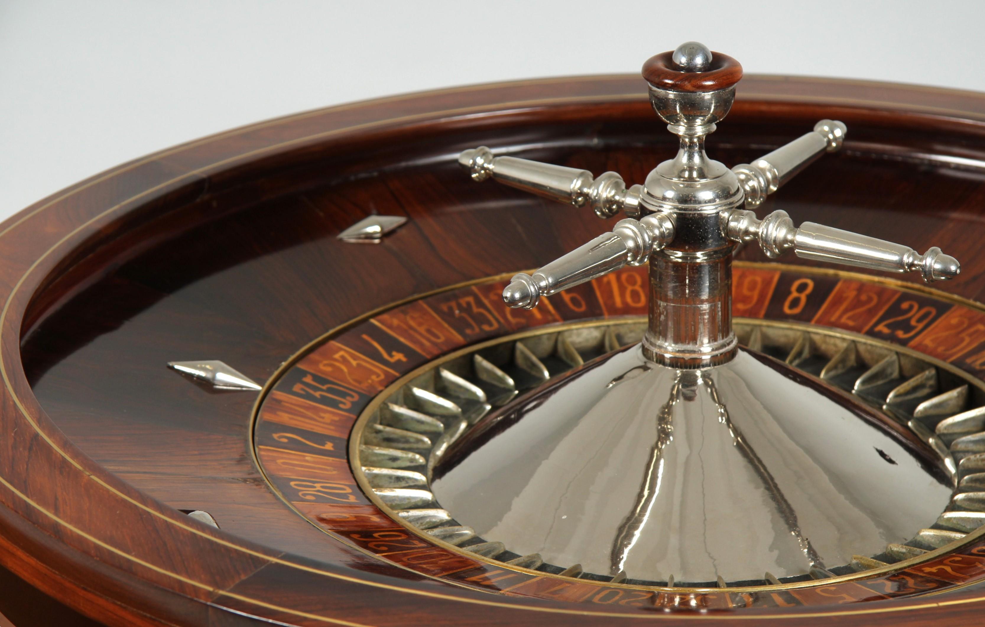 Métal Roulette du début du 20e siècle avec drap de roulette provenant d'un ancien casino en vente