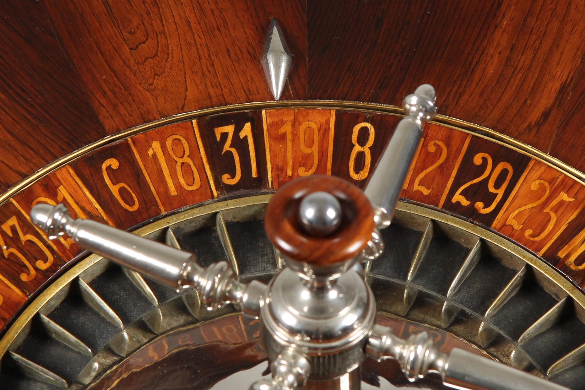 Roulette du début du 20e siècle avec drap de roulette provenant d'un ancien casino en vente 1