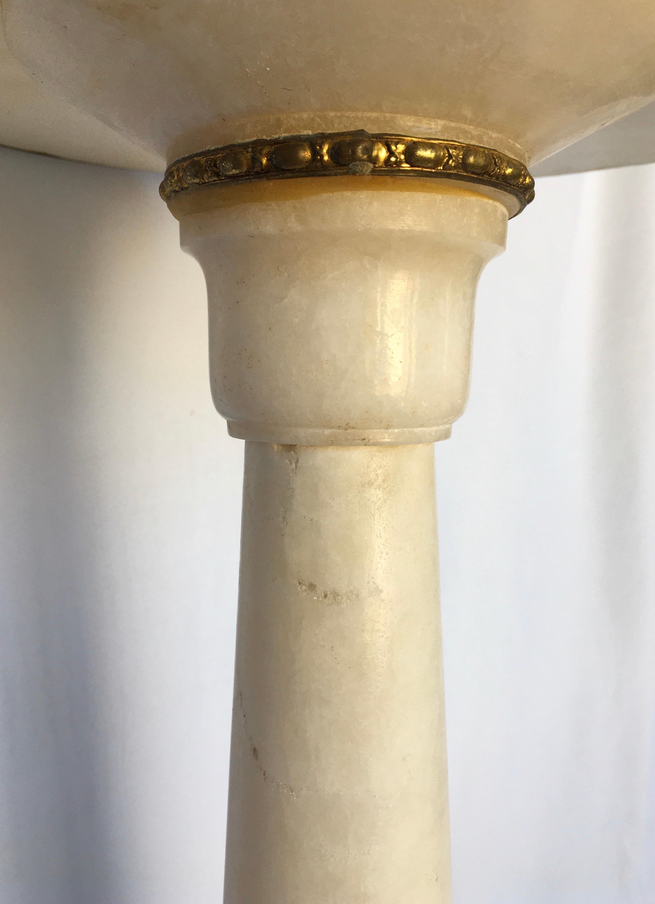 Early 20th Century Round Alabaster Marble Pedestal Drinks Side Spot Table, Italy In Good Condition In Lambertville, NJ