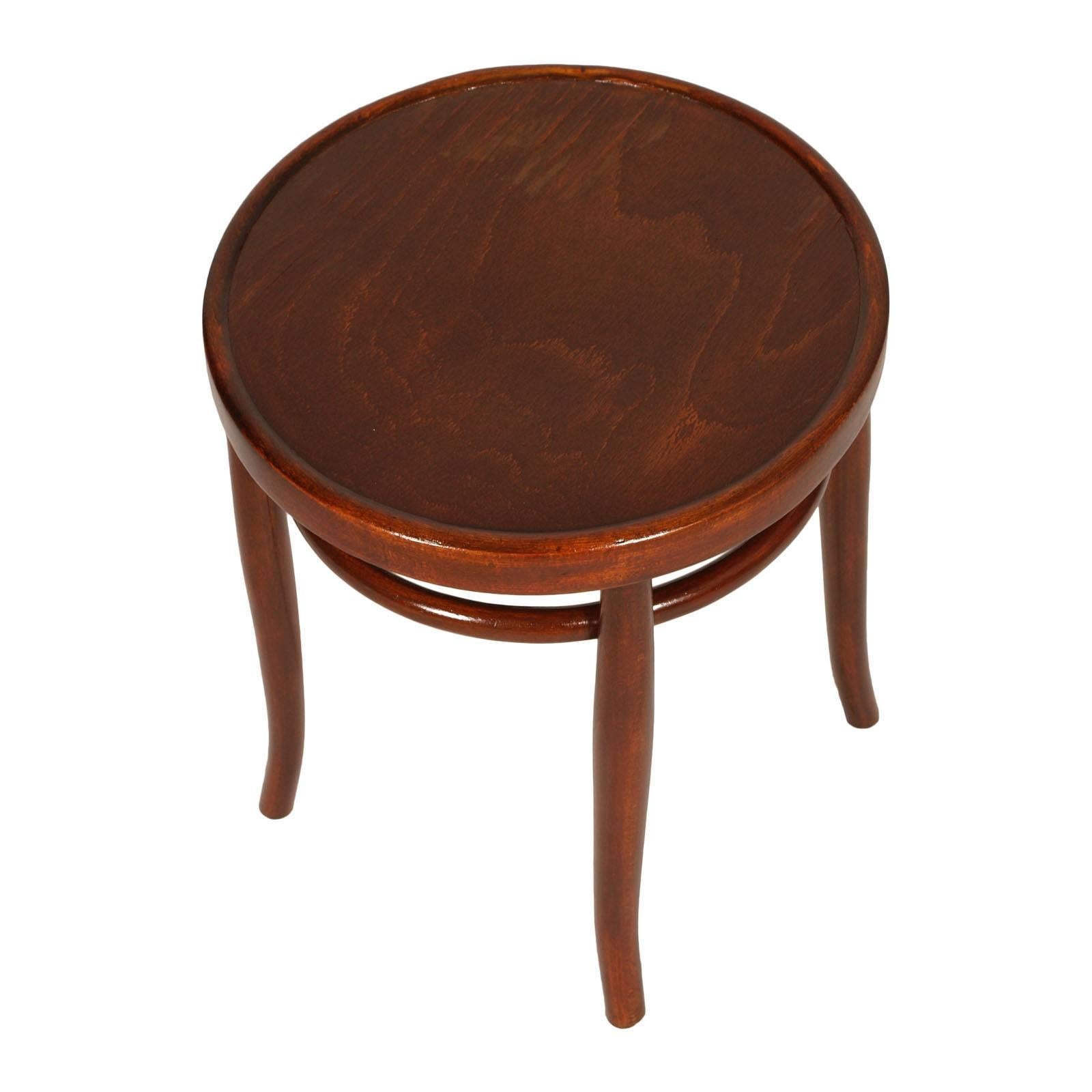 Early 20th century round occasional bentwood coffee table by Thonet polished to wax
Measures cm: Height 45, diameter 37.
