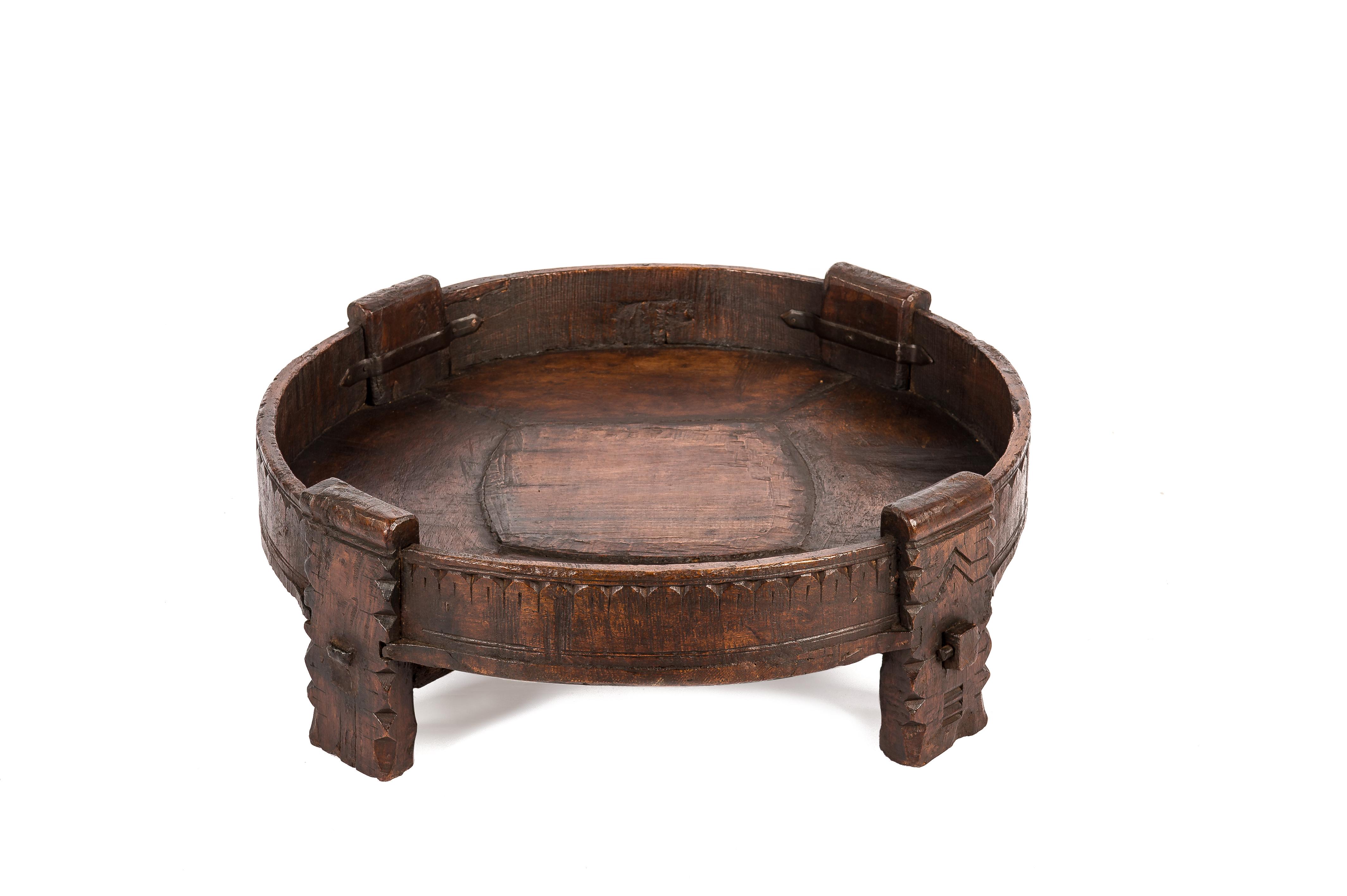 Indien Early 20th Century Round Indian Traditional Carved Grinder or Chakki Table en vente