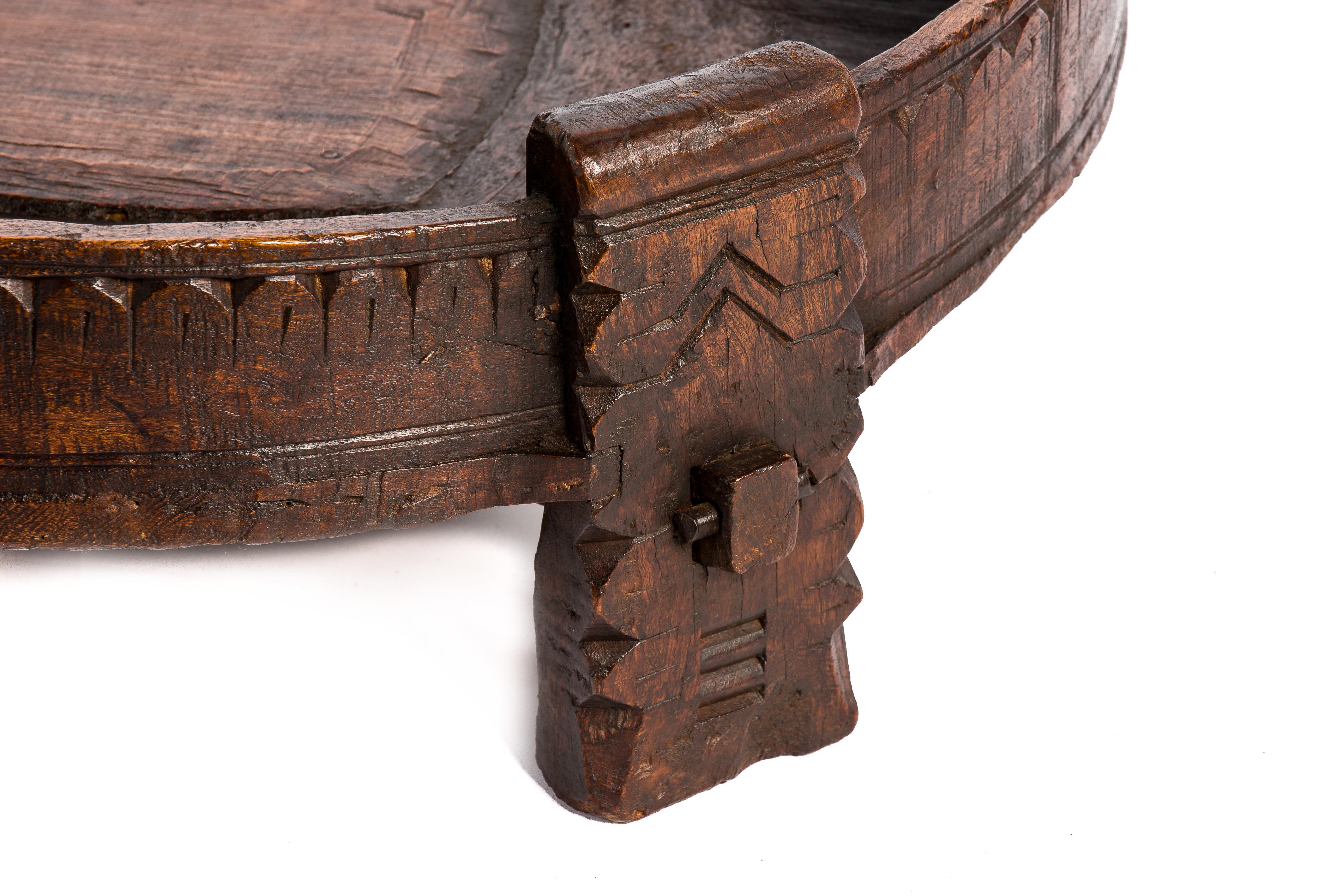 Early 20th Century Round Indian Traditional Carved Grinder or Chakki Table In Good Condition For Sale In Casteren, NL