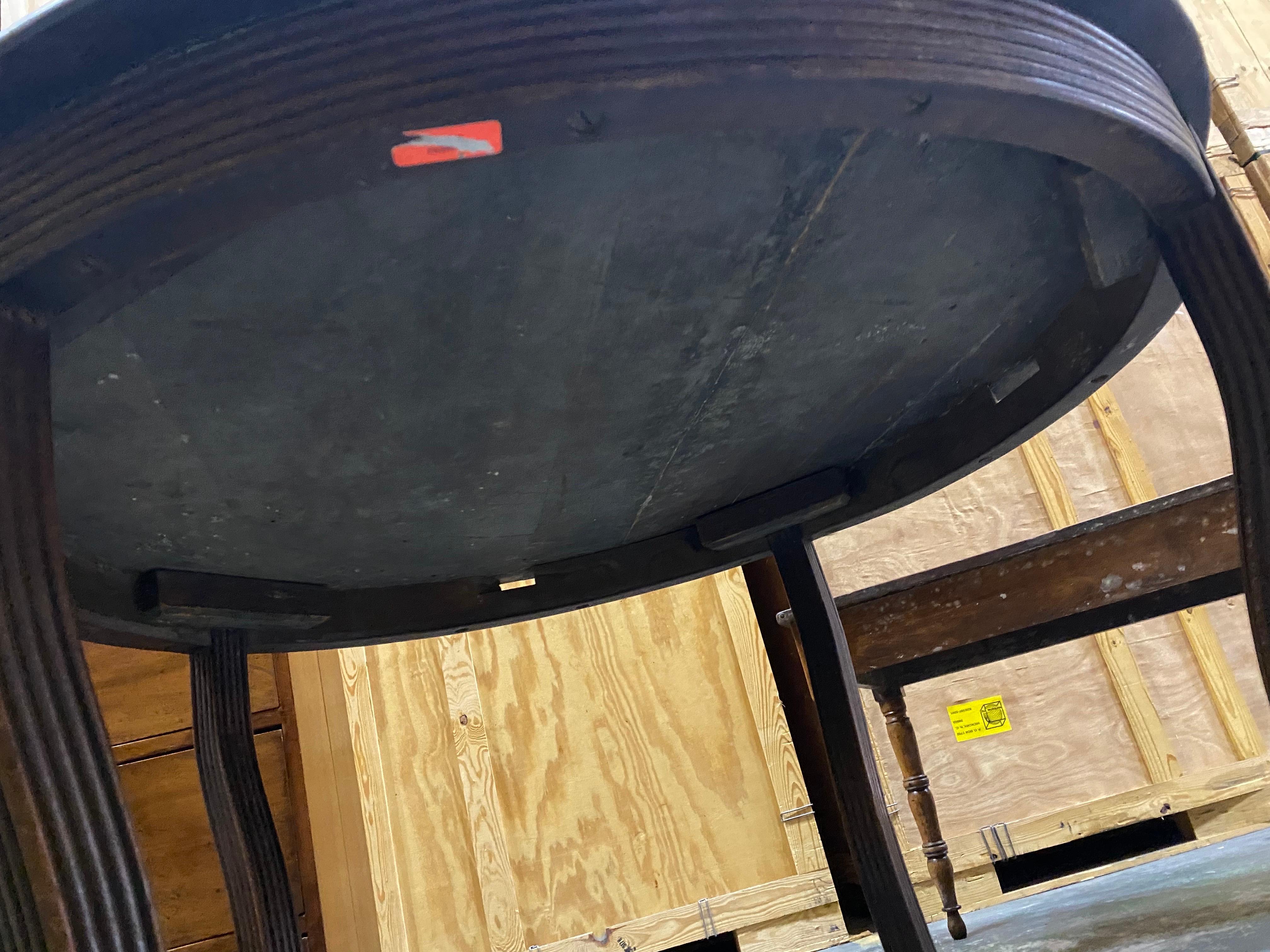 Table ronde en Oak du début du 20e siècle avec pieds en cabriole en vente 4