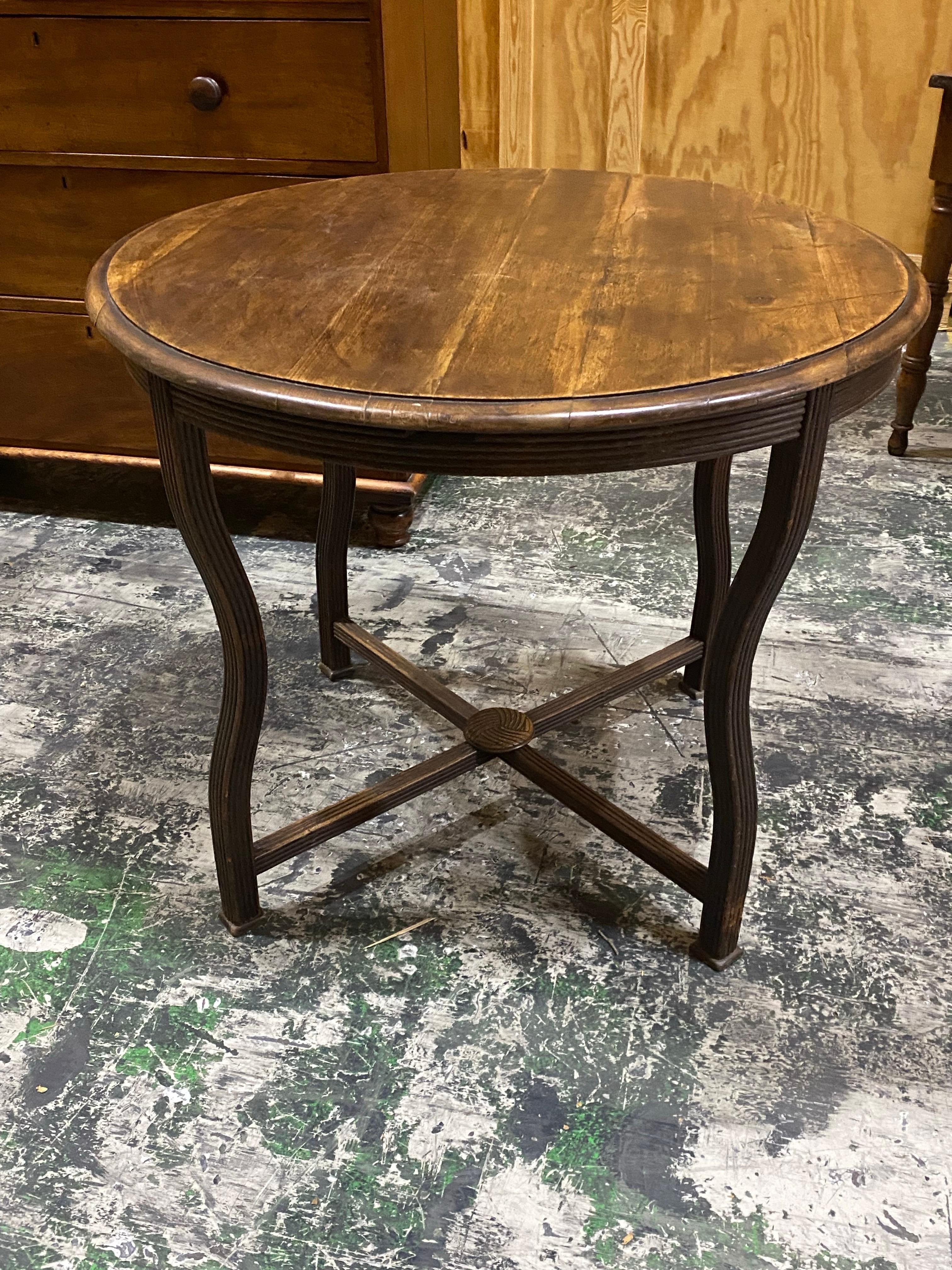 Inconnu Table ronde en Oak du début du 20e siècle avec pieds en cabriole en vente