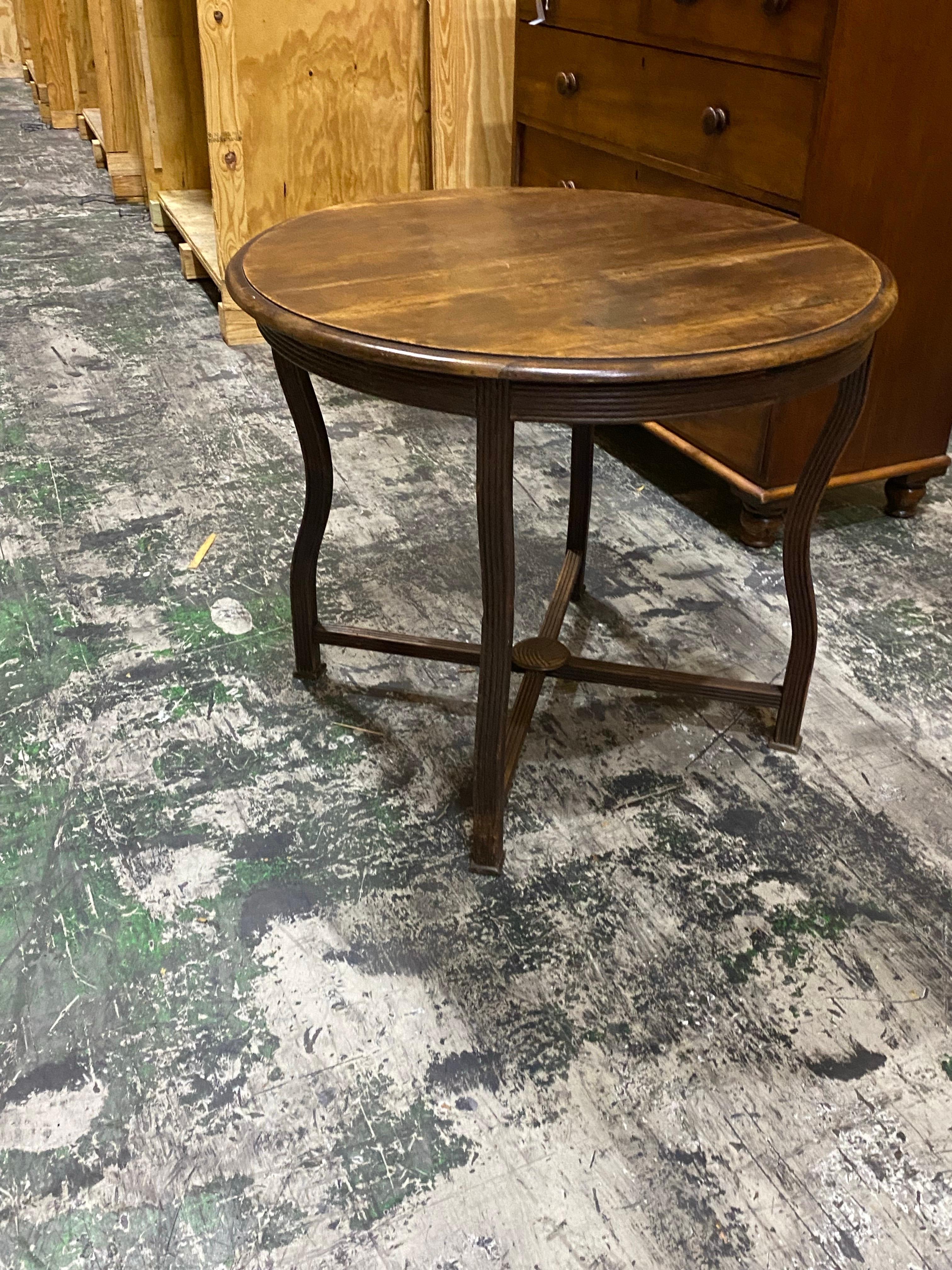 Table ronde en Oak du début du 20e siècle avec pieds en cabriole État moyen - En vente à Southampton, NY