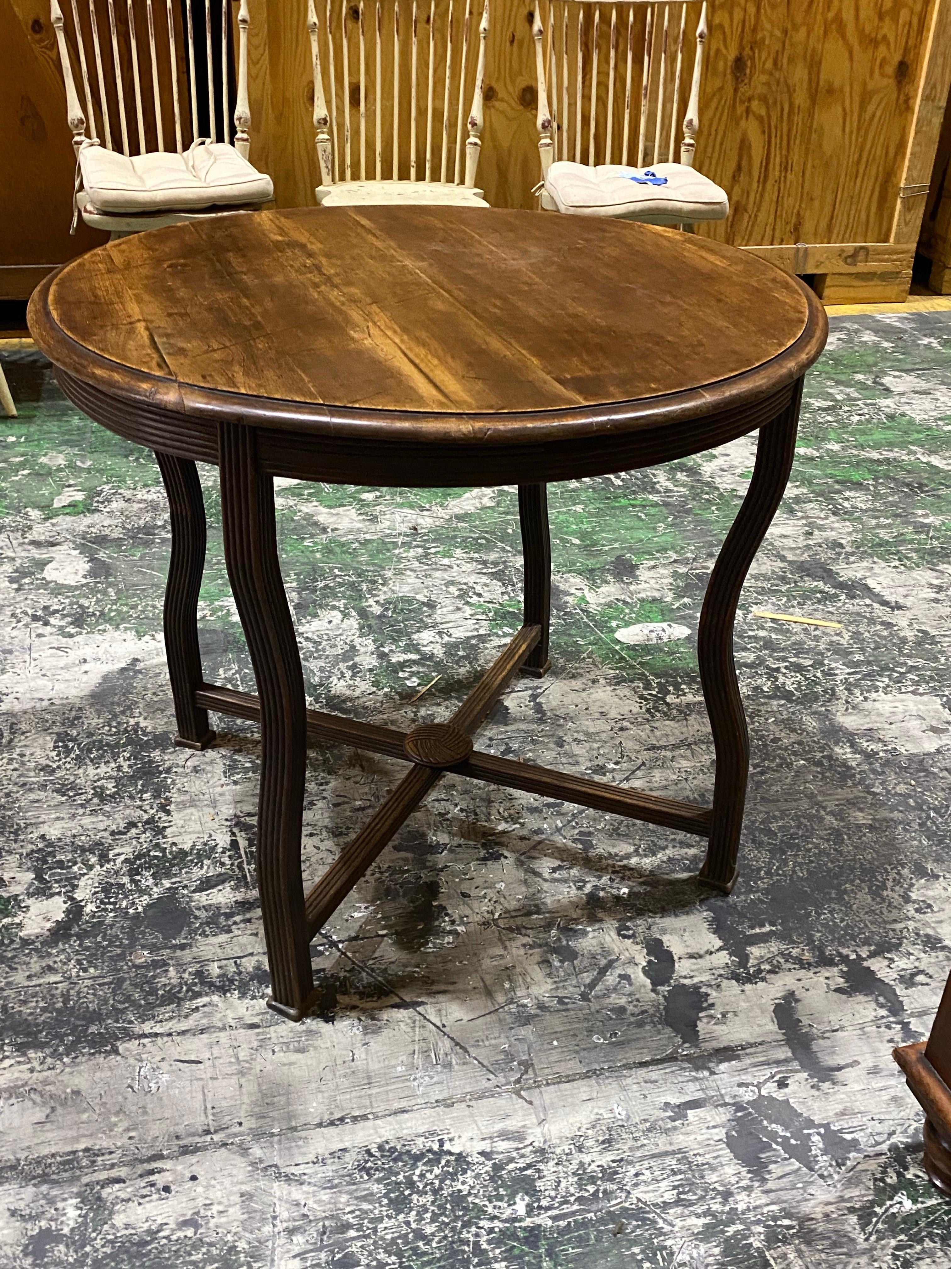 20ième siècle Table ronde en Oak du début du 20e siècle avec pieds en cabriole en vente