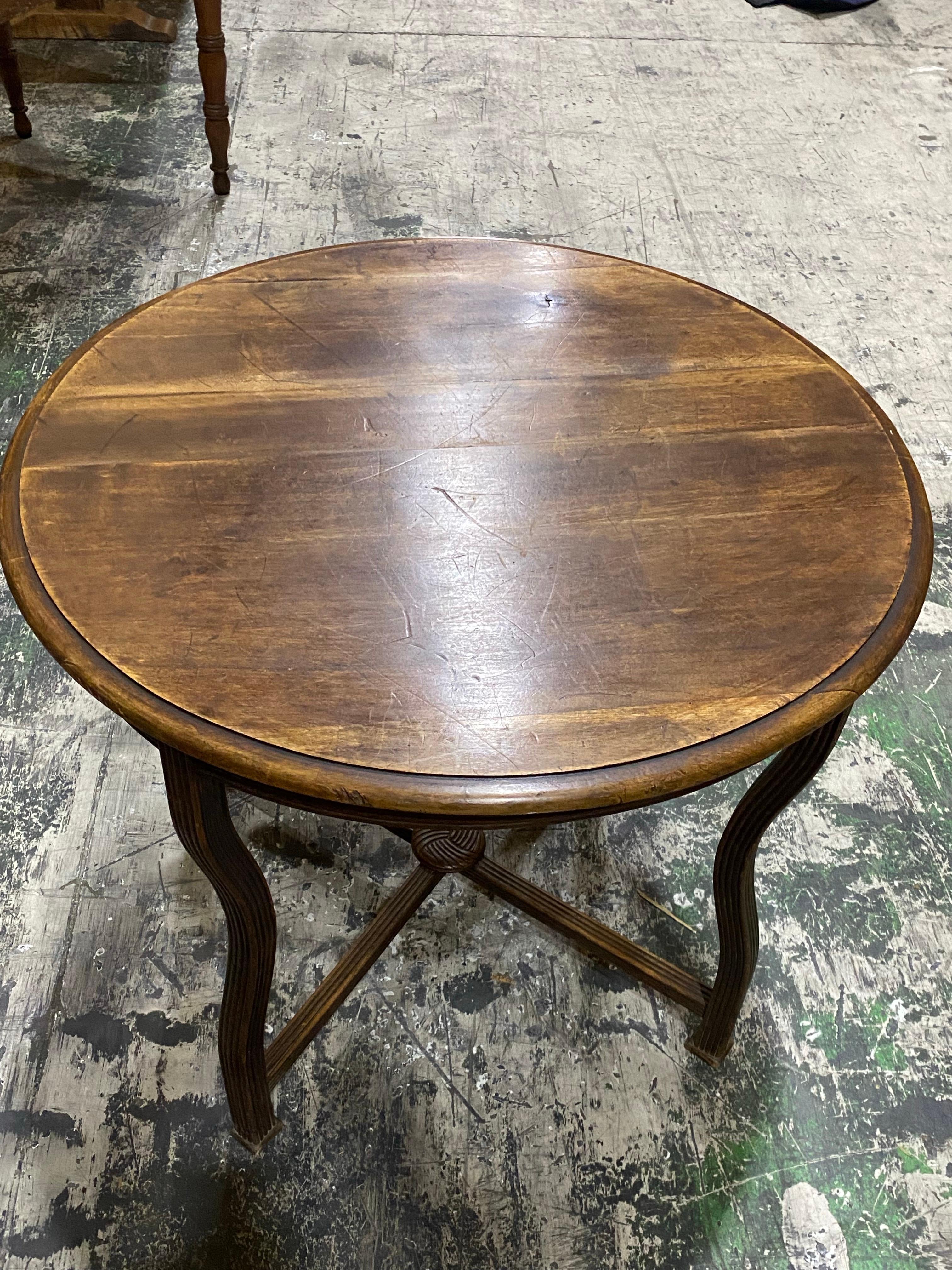 Table ronde en Oak du début du 20e siècle avec pieds en cabriole en vente 1