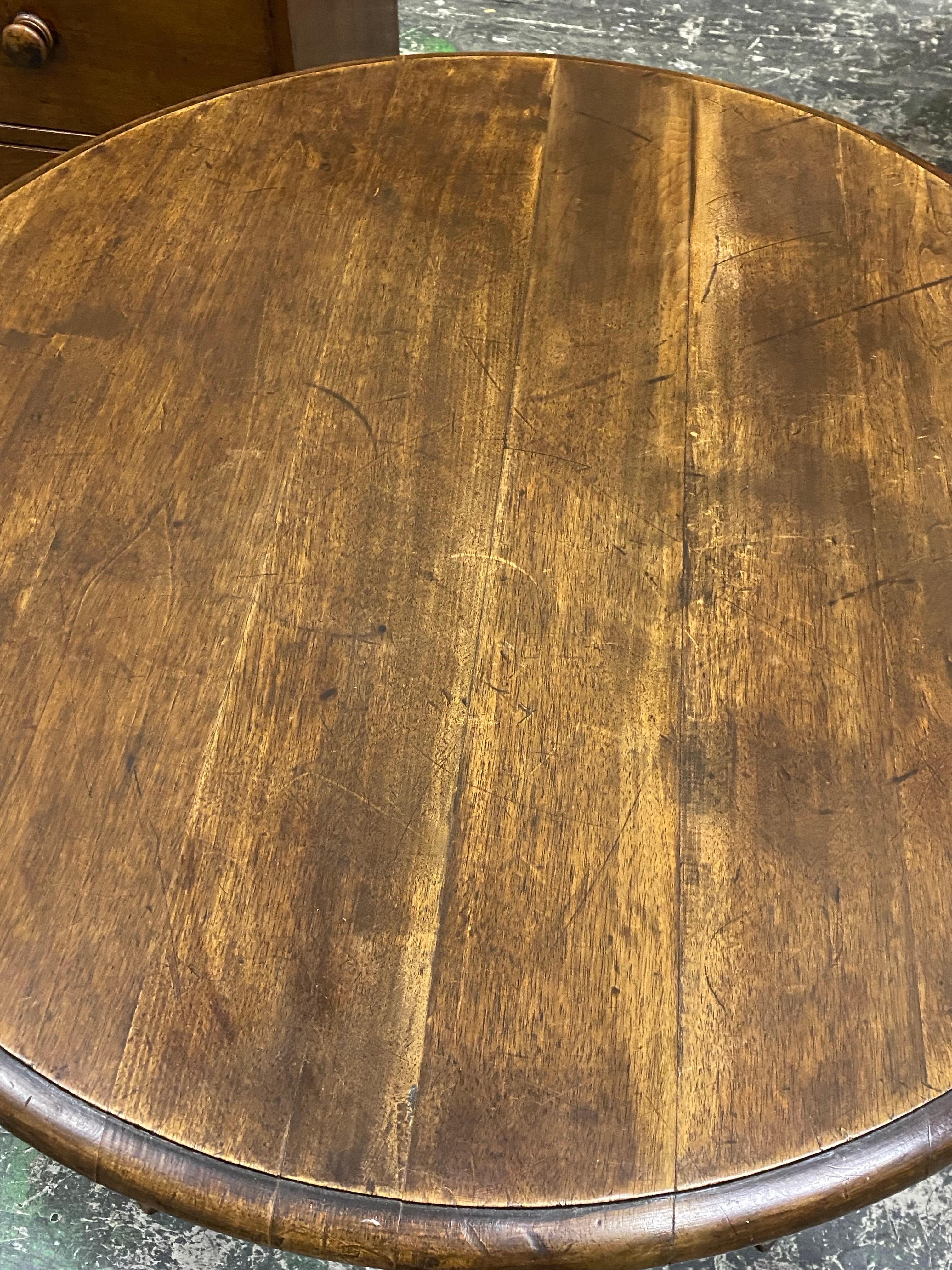 Table ronde en Oak du début du 20e siècle avec pieds en cabriole en vente 2