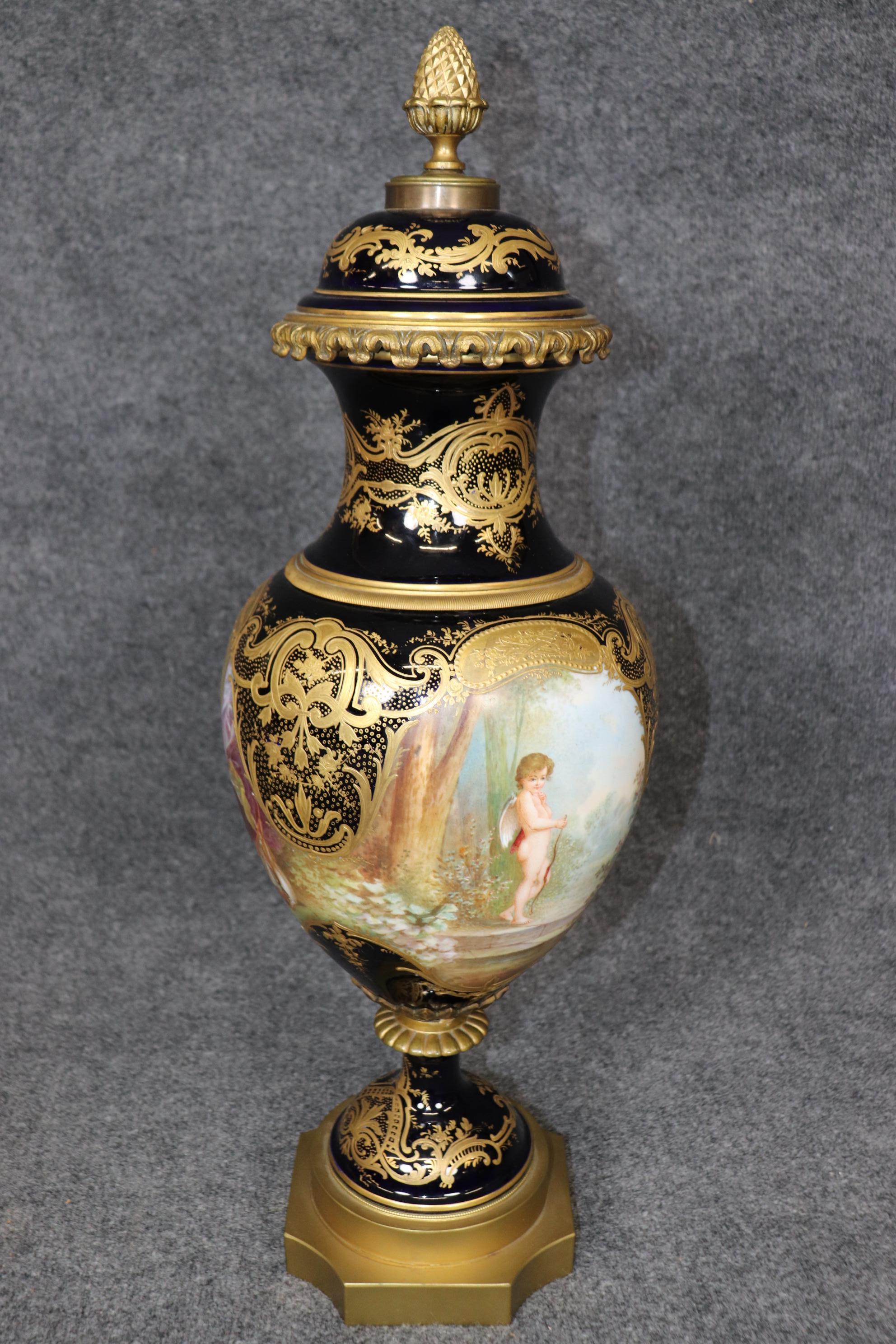 Si tratta di una superba urna di Sèvres decorata con figure blu reale, con una base in bronzo e splendidi dettagli dorati e di forma meravigliosa. L'urna risale al periodo 1900-1910 ed è in ottime condizioni per la sua età e non presenta alcun