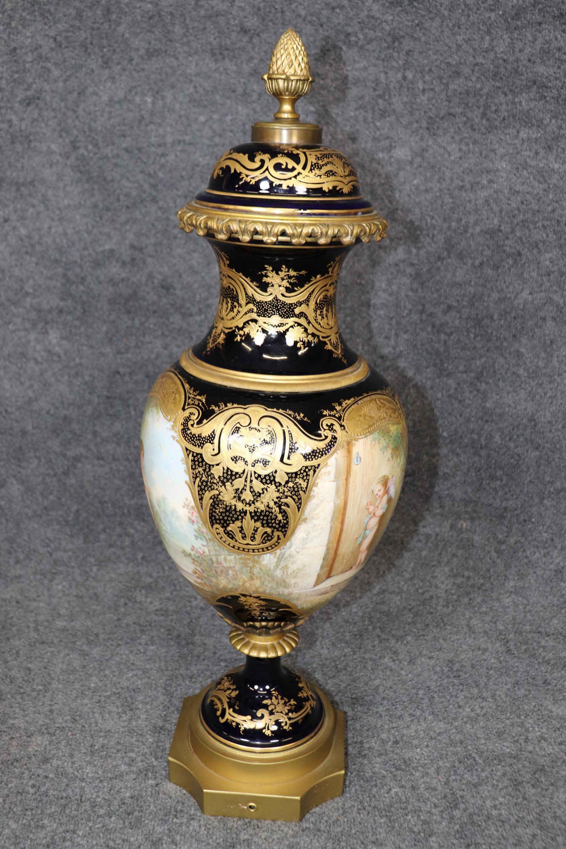 Francese Urna figurata di Sèvres of Paris firmata blu reale dei primi del Novecento in vendita