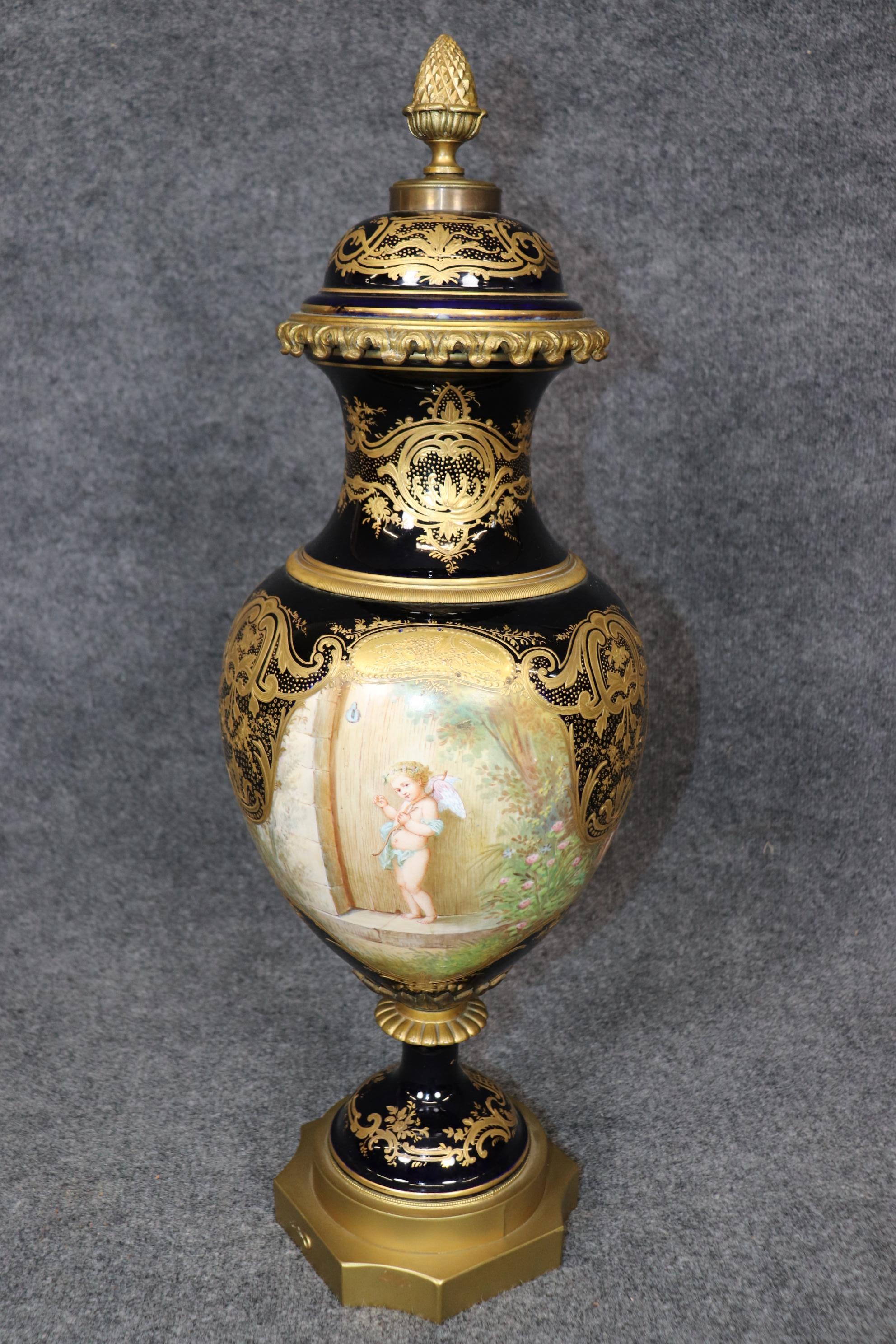 Urna figurata di Sèvres of Paris firmata blu reale dei primi del Novecento In condizioni buone in vendita a Swedesboro, NJ