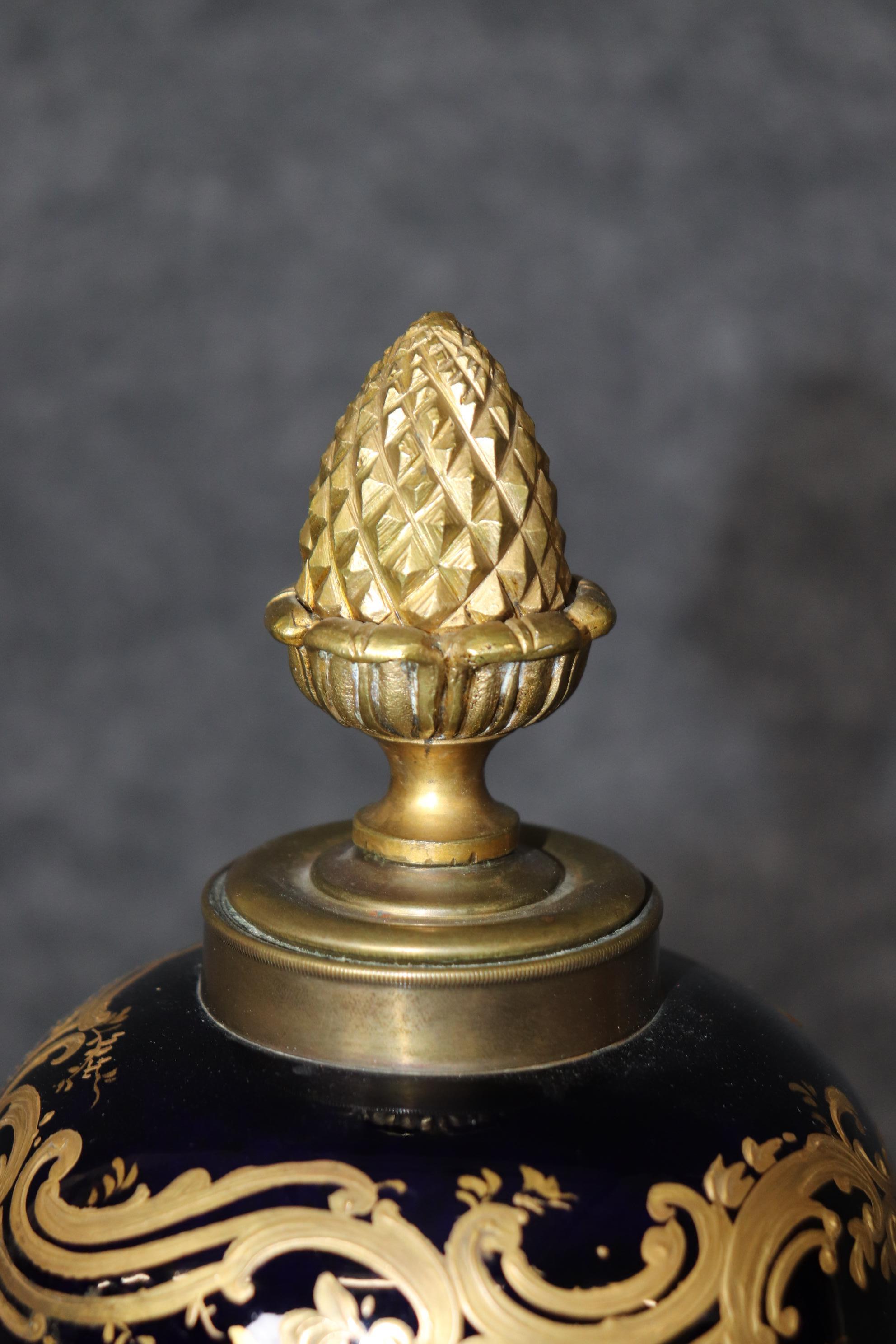 Inizio XX secolo Urna figurata di Sèvres of Paris firmata blu reale dei primi del Novecento in vendita