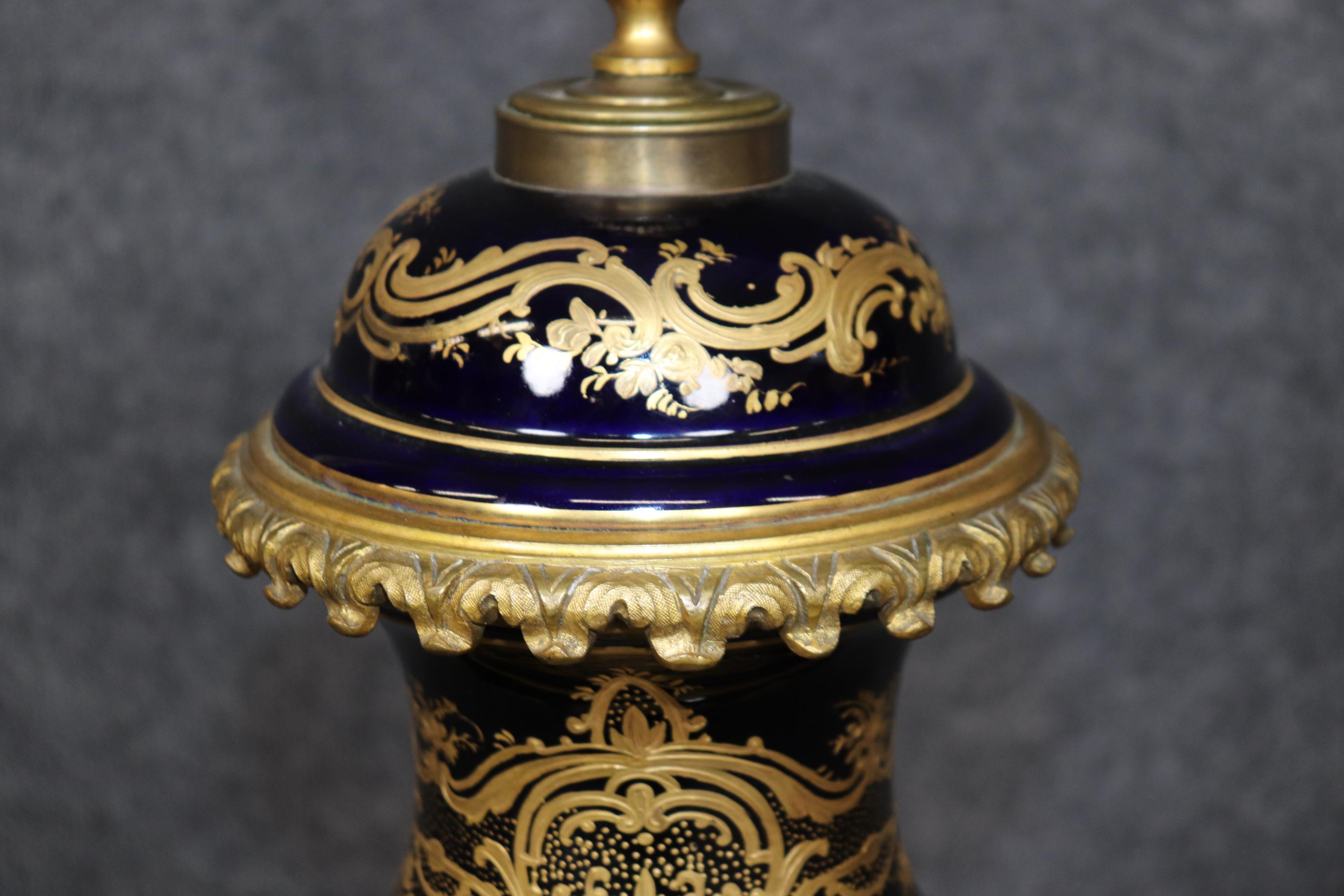 Bronzo Urna figurata di Sèvres of Paris firmata blu reale dei primi del Novecento in vendita
