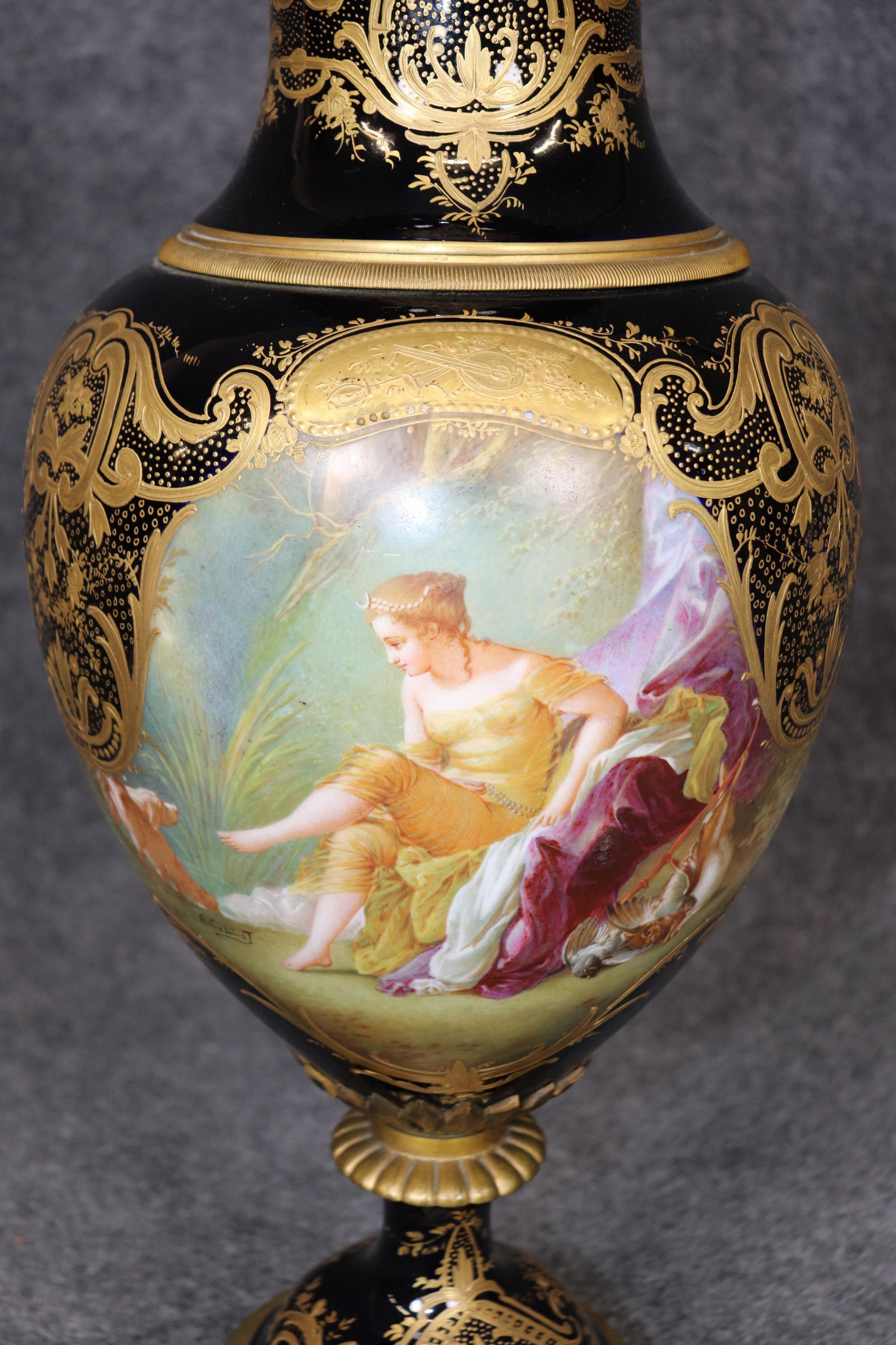 Urna figurata di Sèvres of Paris firmata blu reale dei primi del Novecento in vendita 1