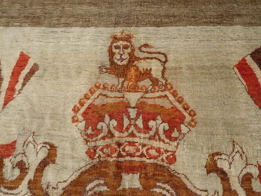 Early 20th Century 'Royal Coat of Arms of the United Kingdom' Accent Rug In Excellent Condition For Sale In New York, NY