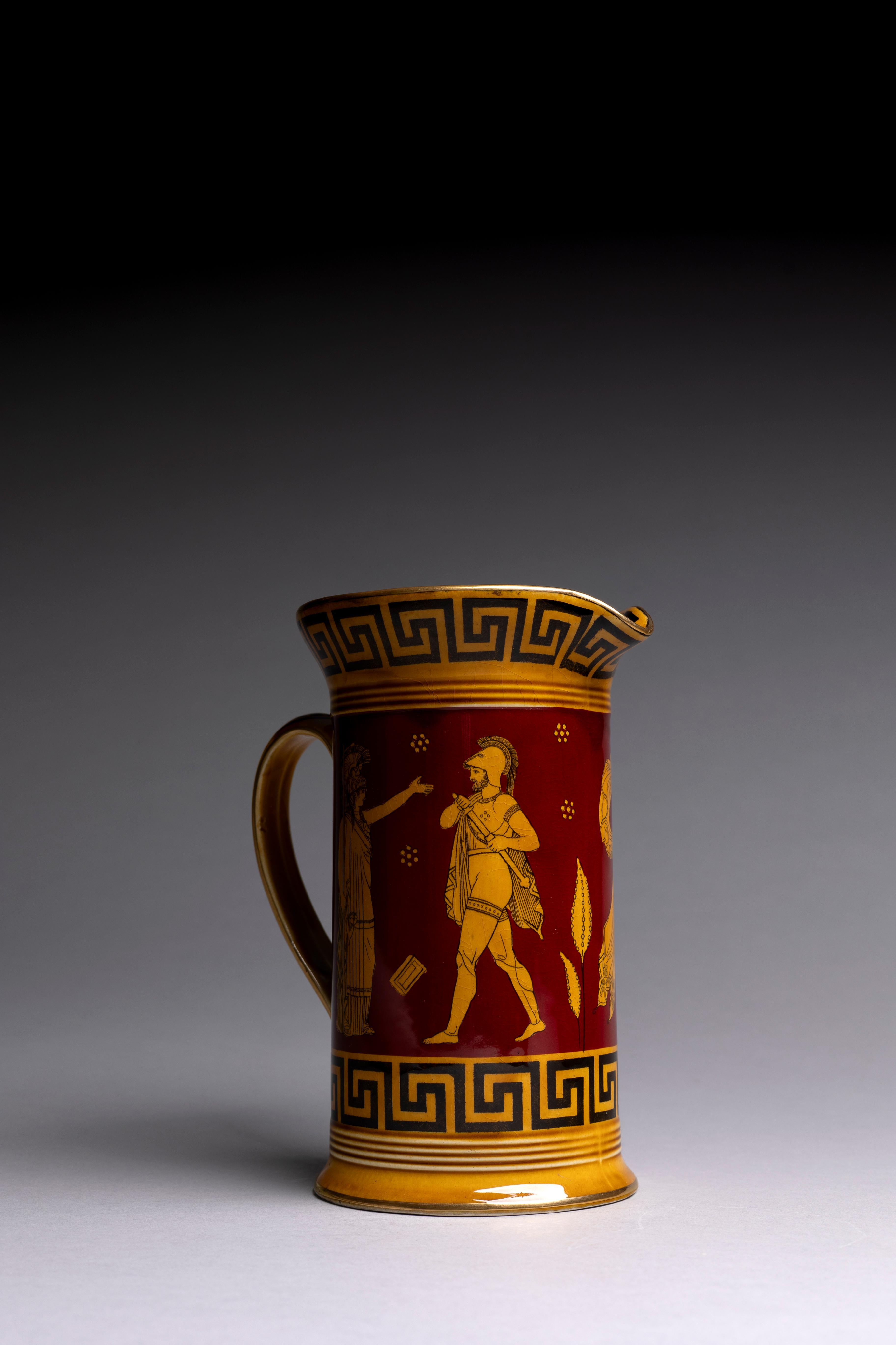 Pichet néoclassique cramoisi et ocre brillant fabriqué par la faïencerie anglaise Royal Doulton au début du 20e siècle. Cette pièce appartient à la série 