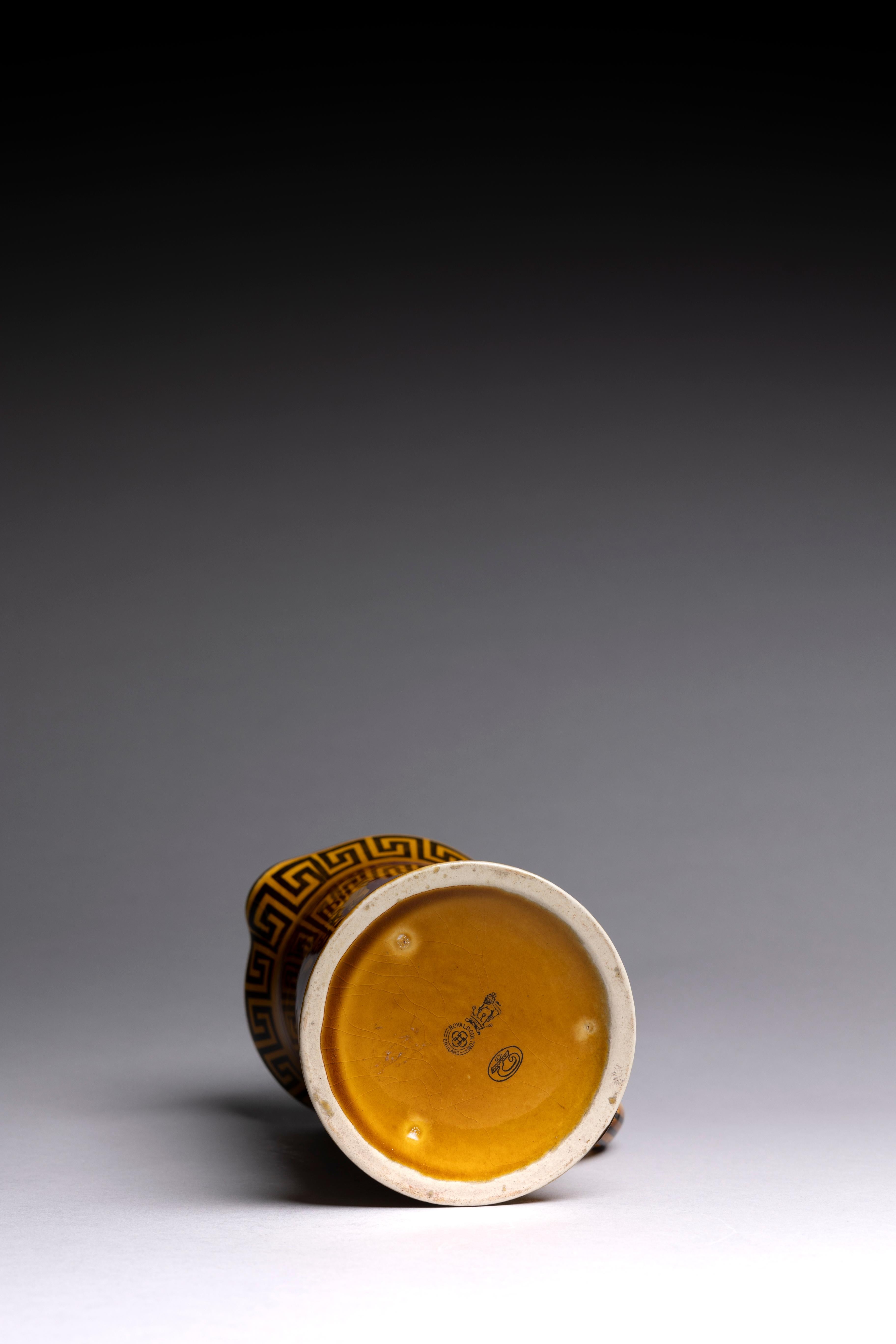 20ième siècle Pichet néoclassique Royal Doulton du début du 20e siècle en vente
