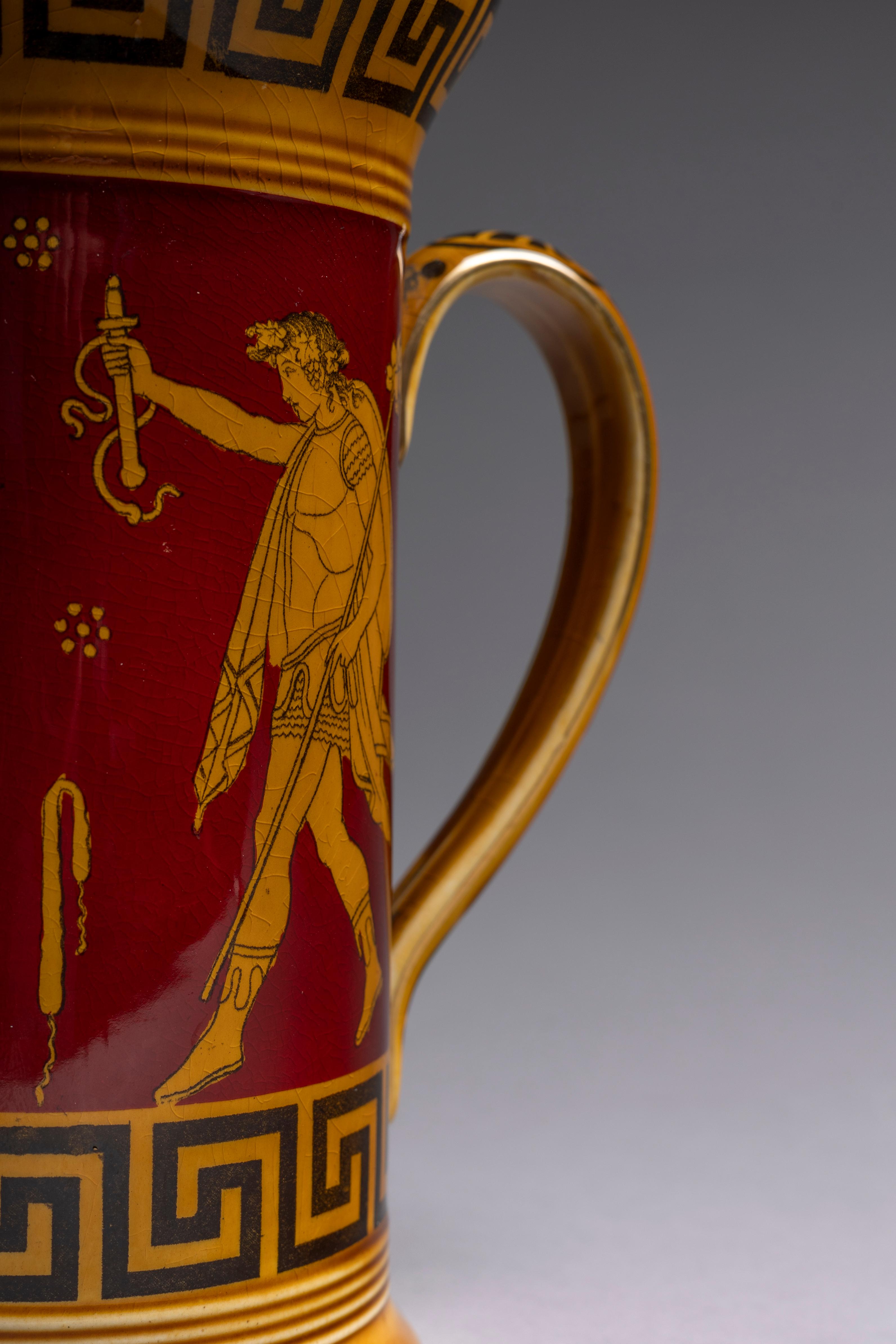 Céramique Pichet néoclassique Royal Doulton du début du 20e siècle en vente