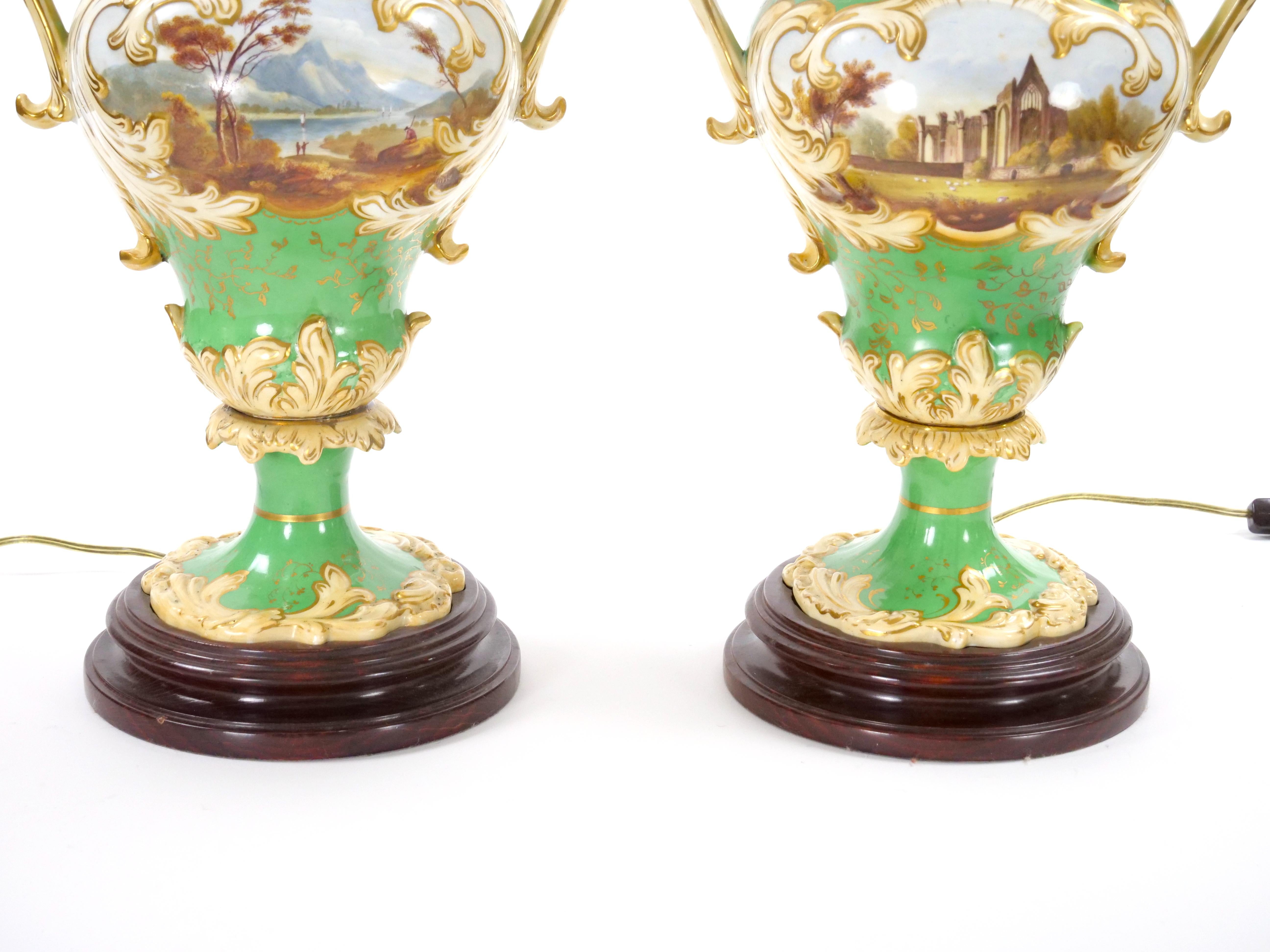 Doré Lampes de table en porcelaine peinte à la main et dorée Royal Worcester du début du 20e siècle en vente