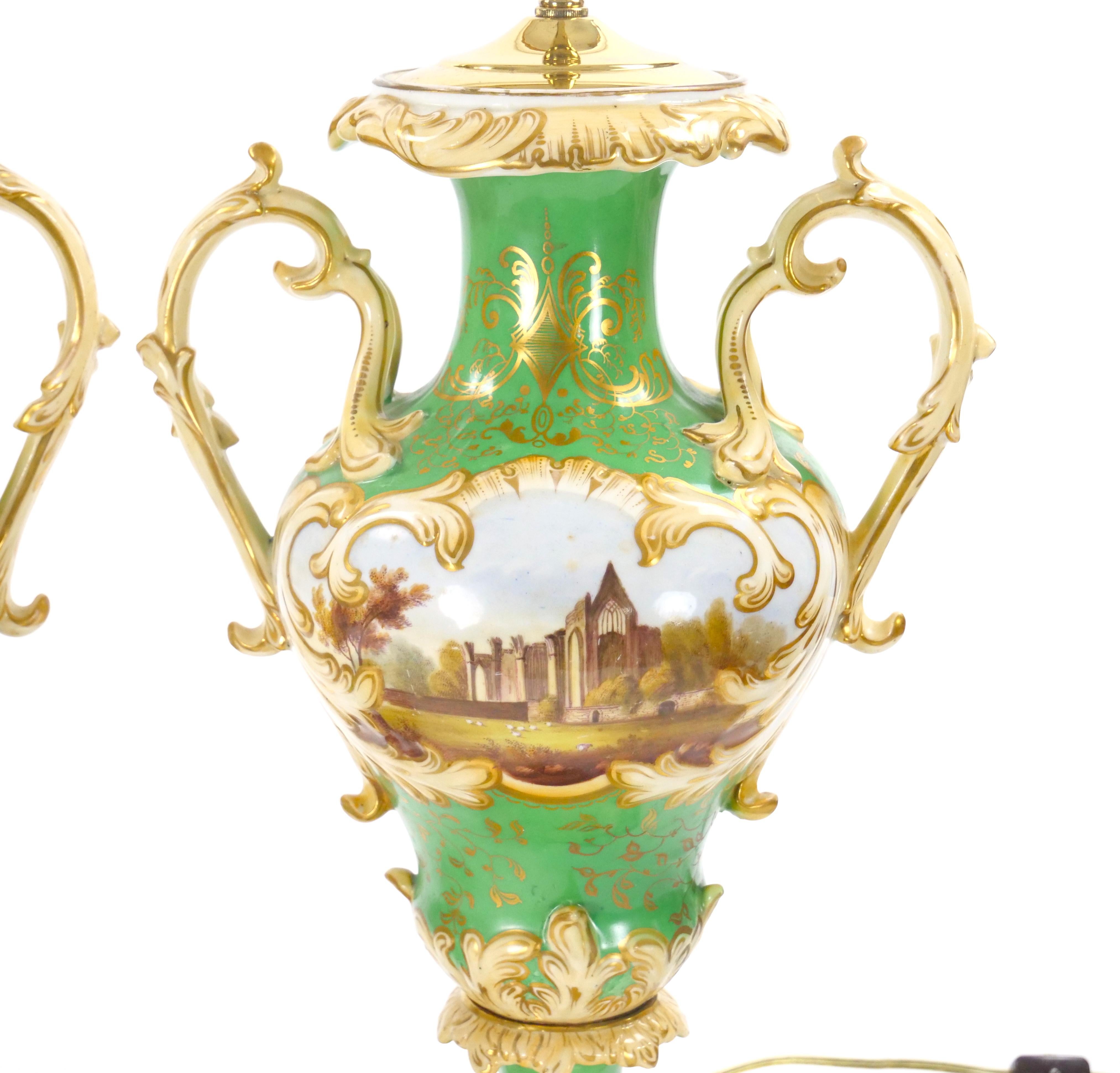 Lampes de table en porcelaine peinte à la main et dorée Royal Worcester du début du 20e siècle Bon état - En vente à Tarry Town, NY