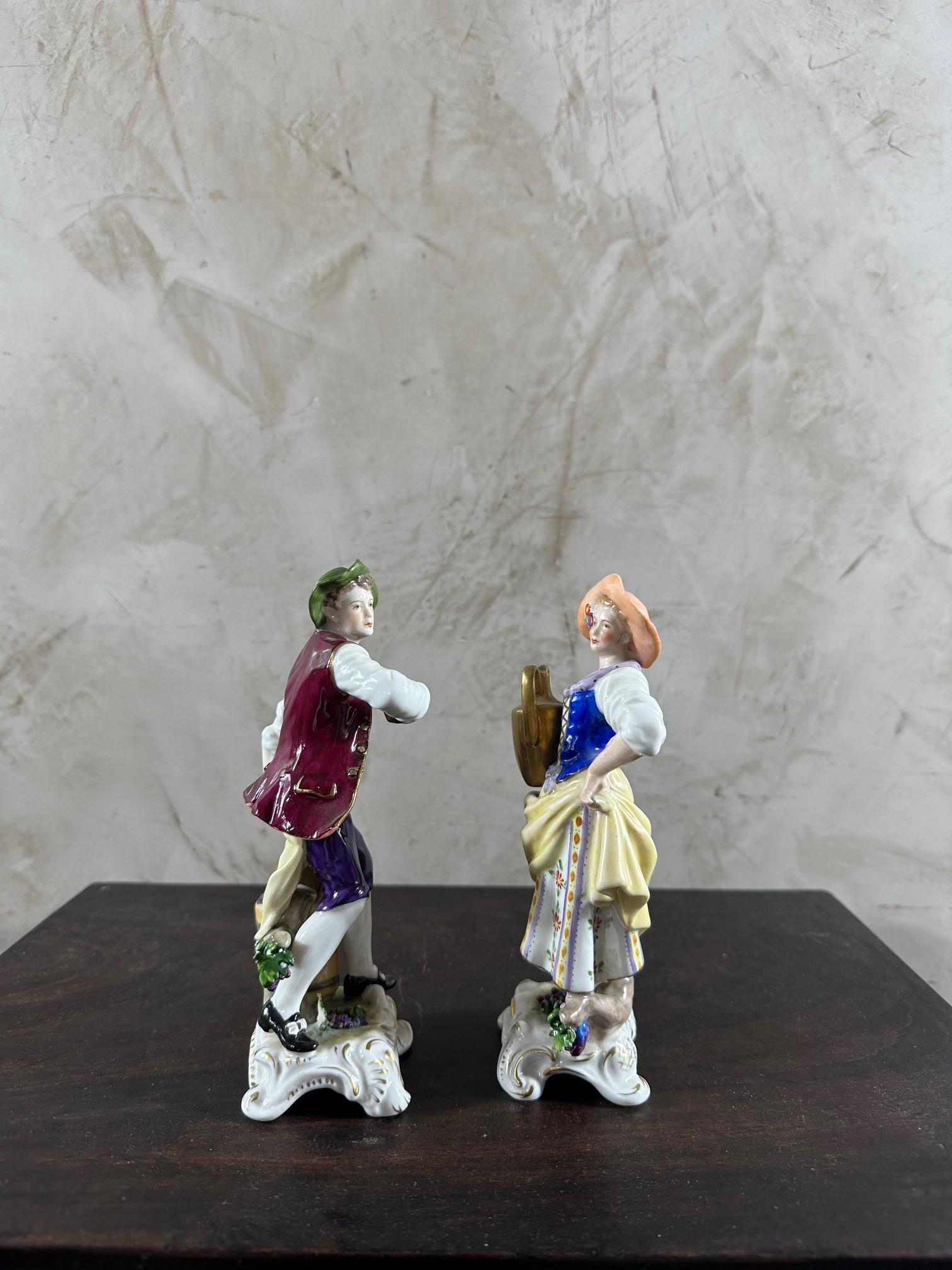 Early 20th century Rudolf Kammer Porcelain Pair of Figurative Statue In Good Condition In LEGNY, FR