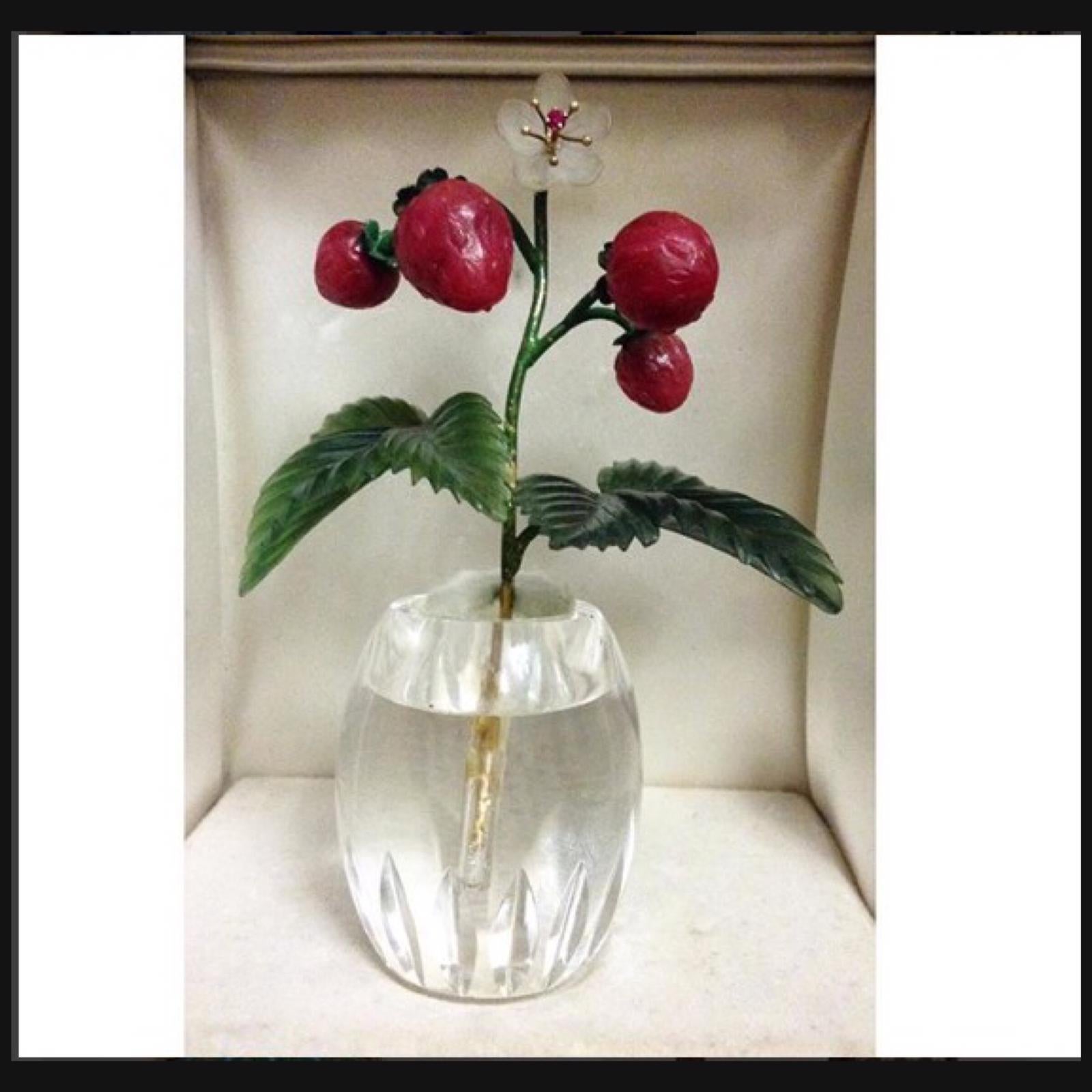 Early 20th Century Russian Faberge-Style Carved Sprig of Wild Strawberries In Good Condition For Sale In London, GB