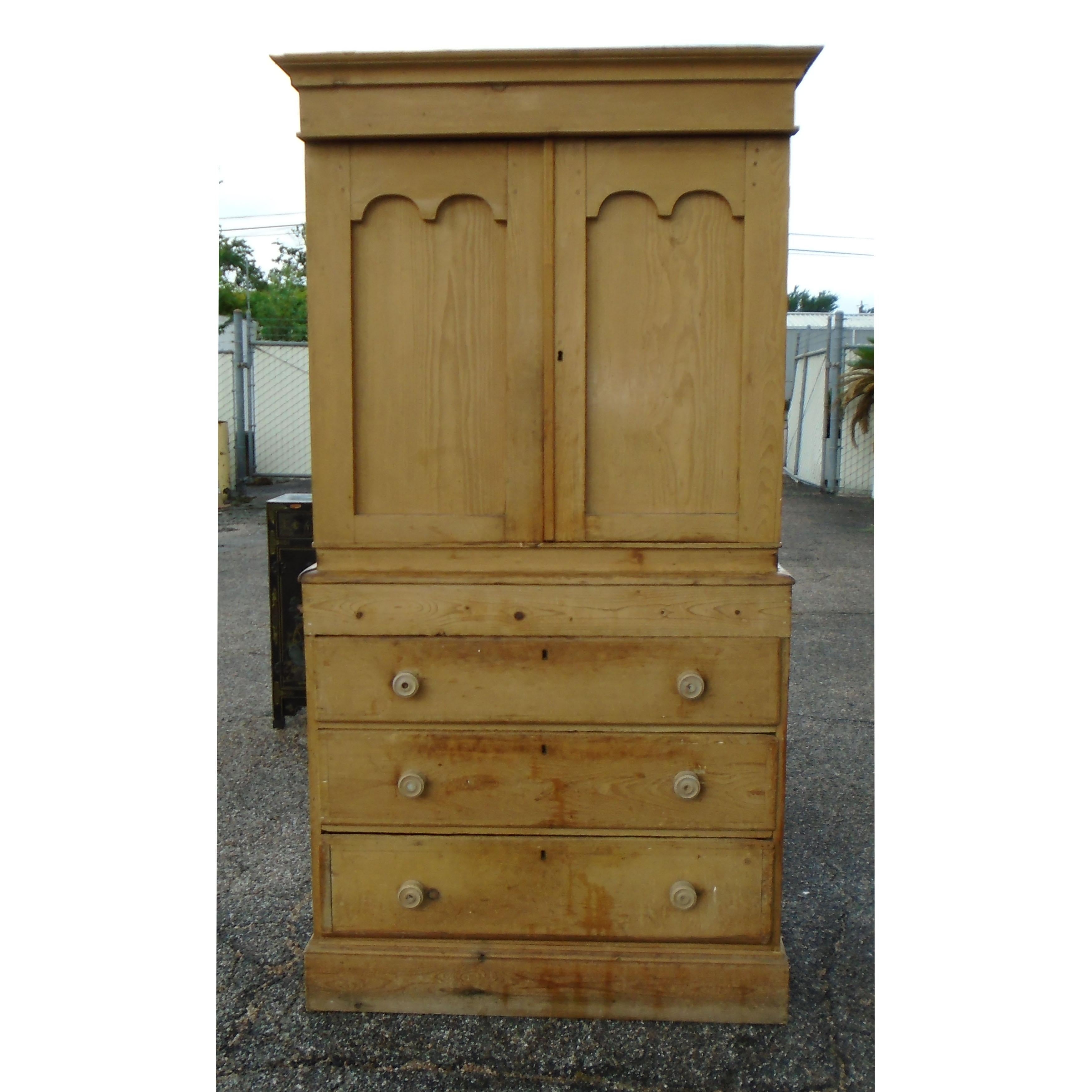 Rustique Armoire rustique en pin ancien du début du XXe siècle en vente