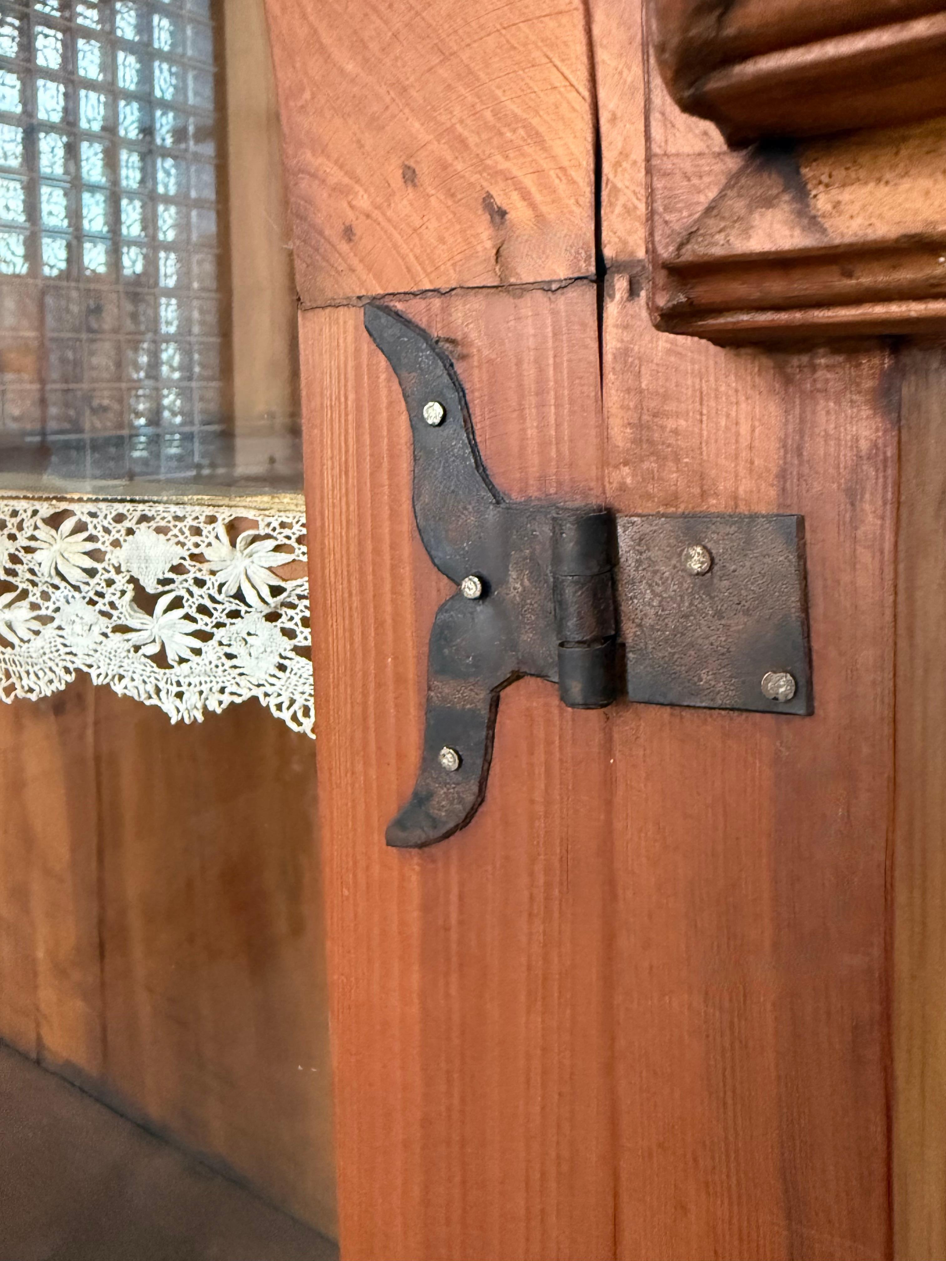 Armoire ou placard rustique du début du 20e siècle en chêne massif avec façade vitrée en vente 3