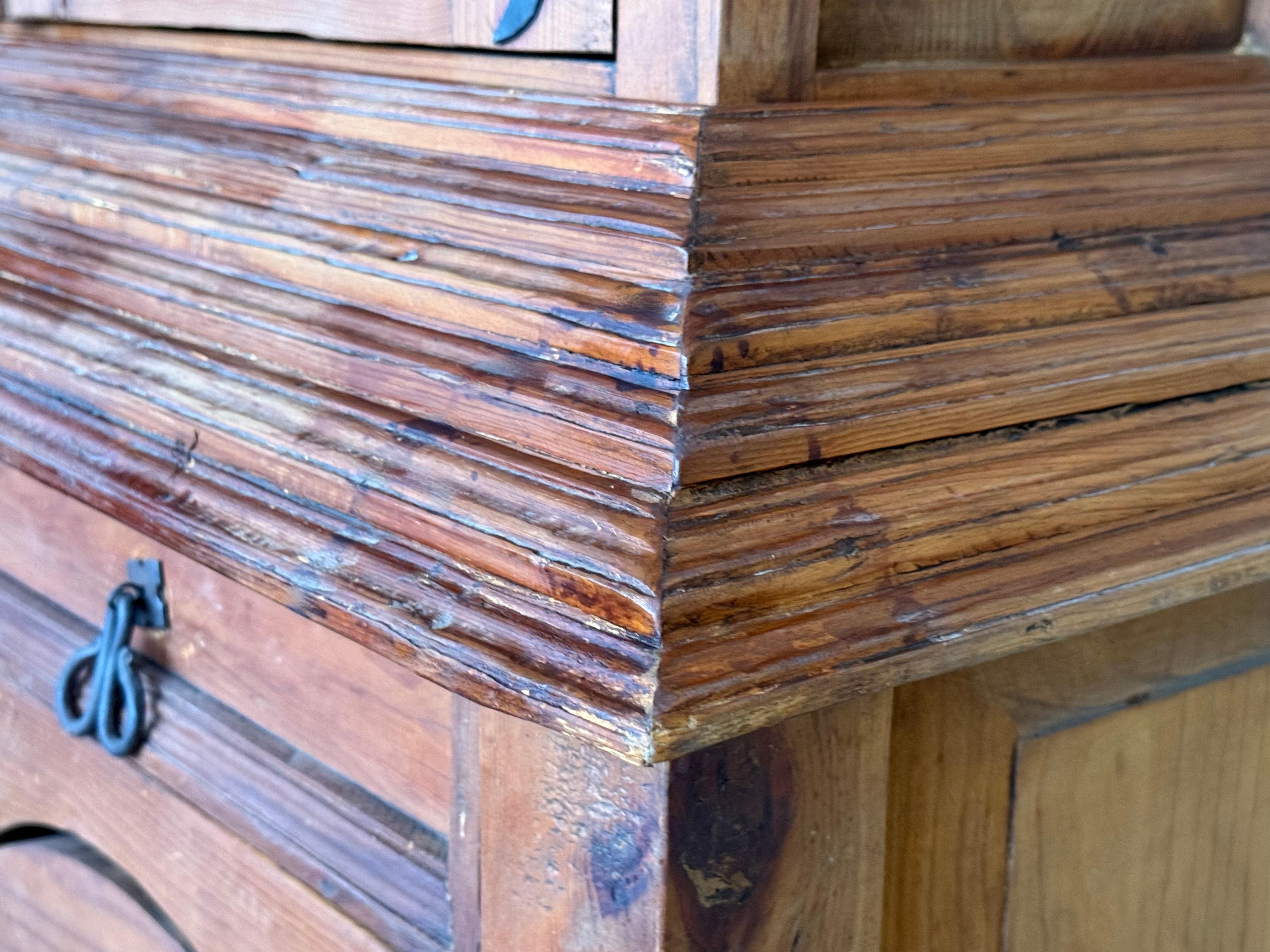 Armoire ou placard rustique du début du 20e siècle en chêne massif avec façade vitrée en vente 4