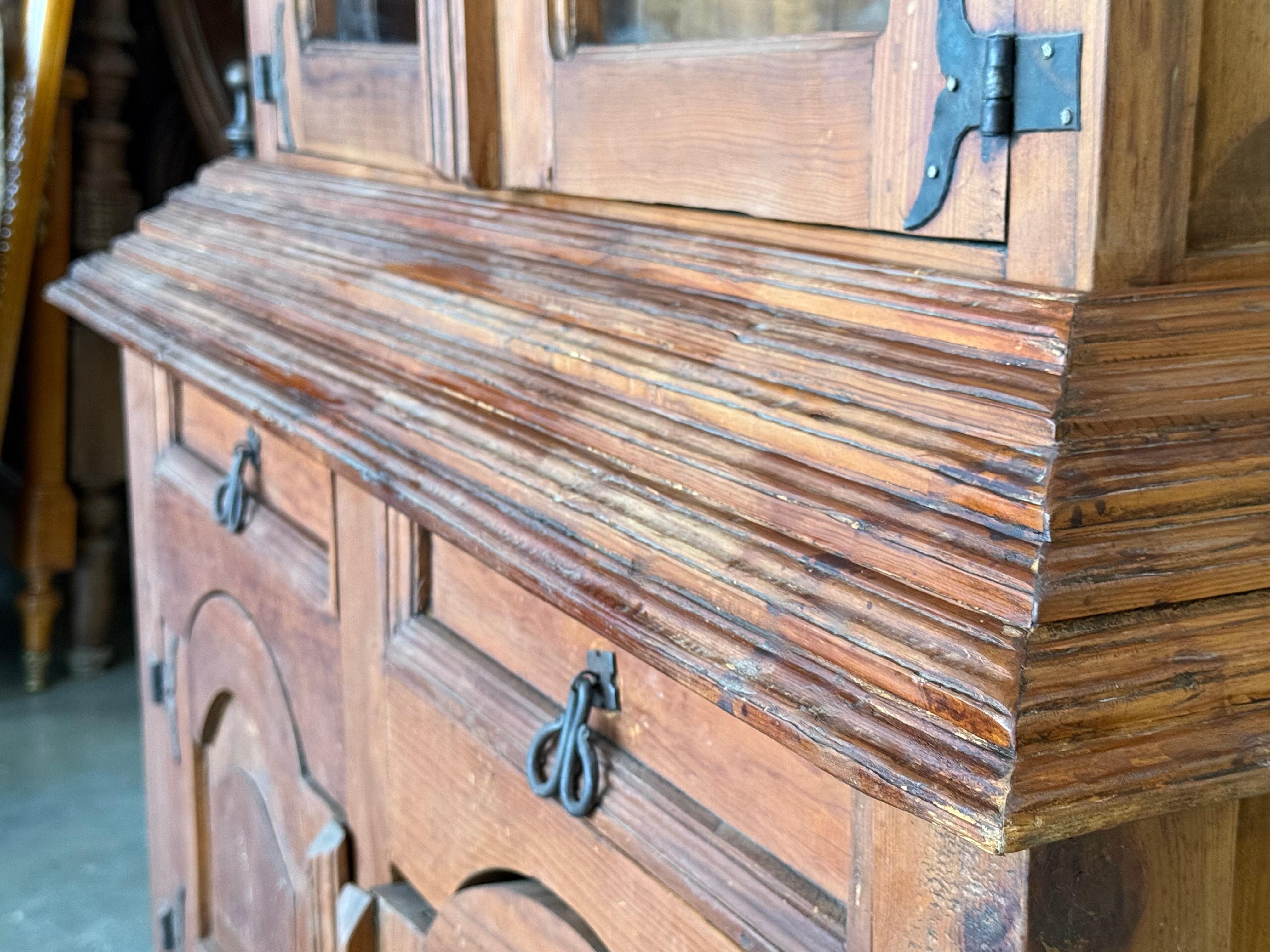 Armoire ou placard rustique du début du 20e siècle en chêne massif avec façade vitrée en vente 5