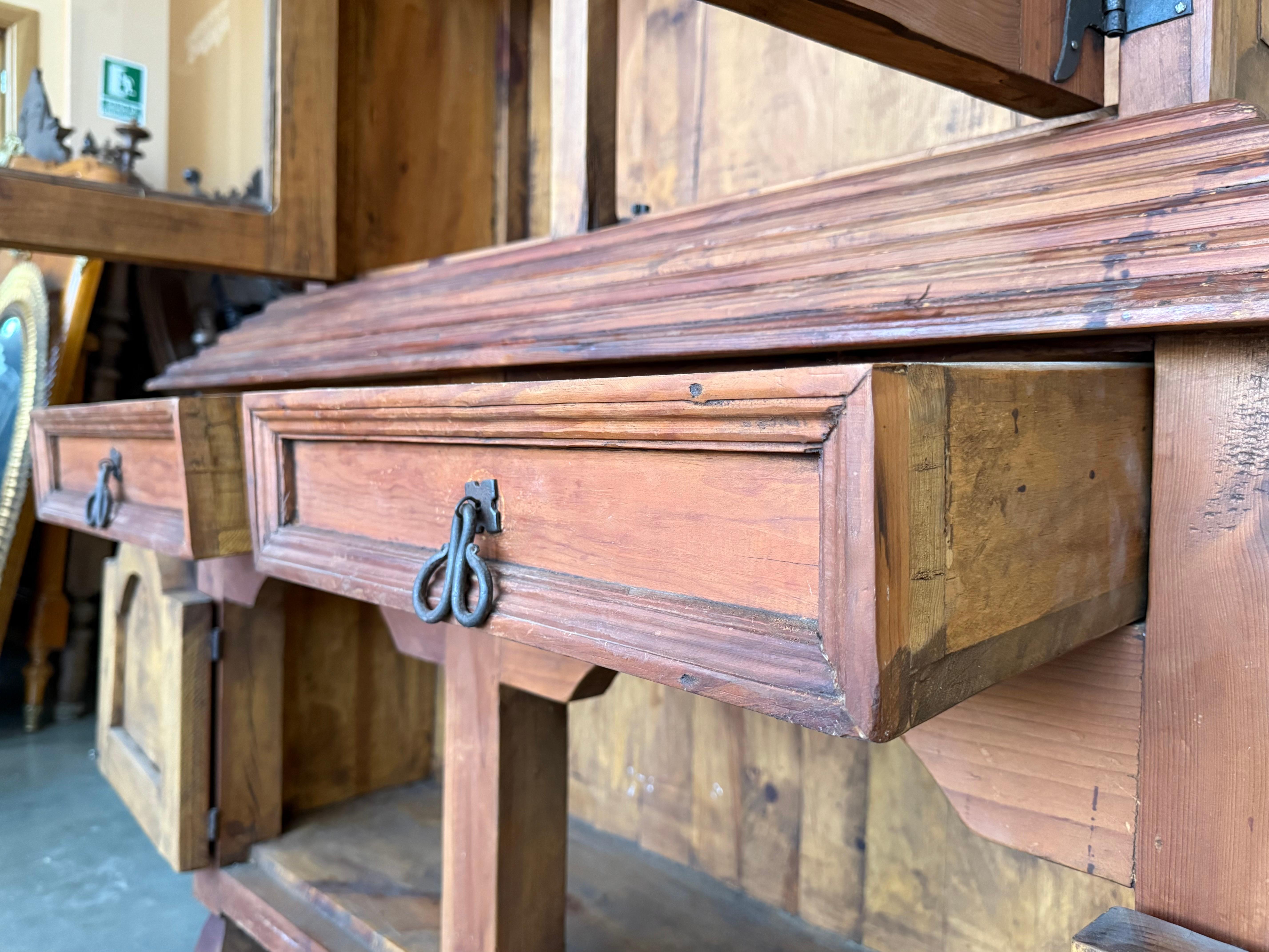 Armoire ou placard rustique du début du 20e siècle en chêne massif avec façade vitrée en vente 6