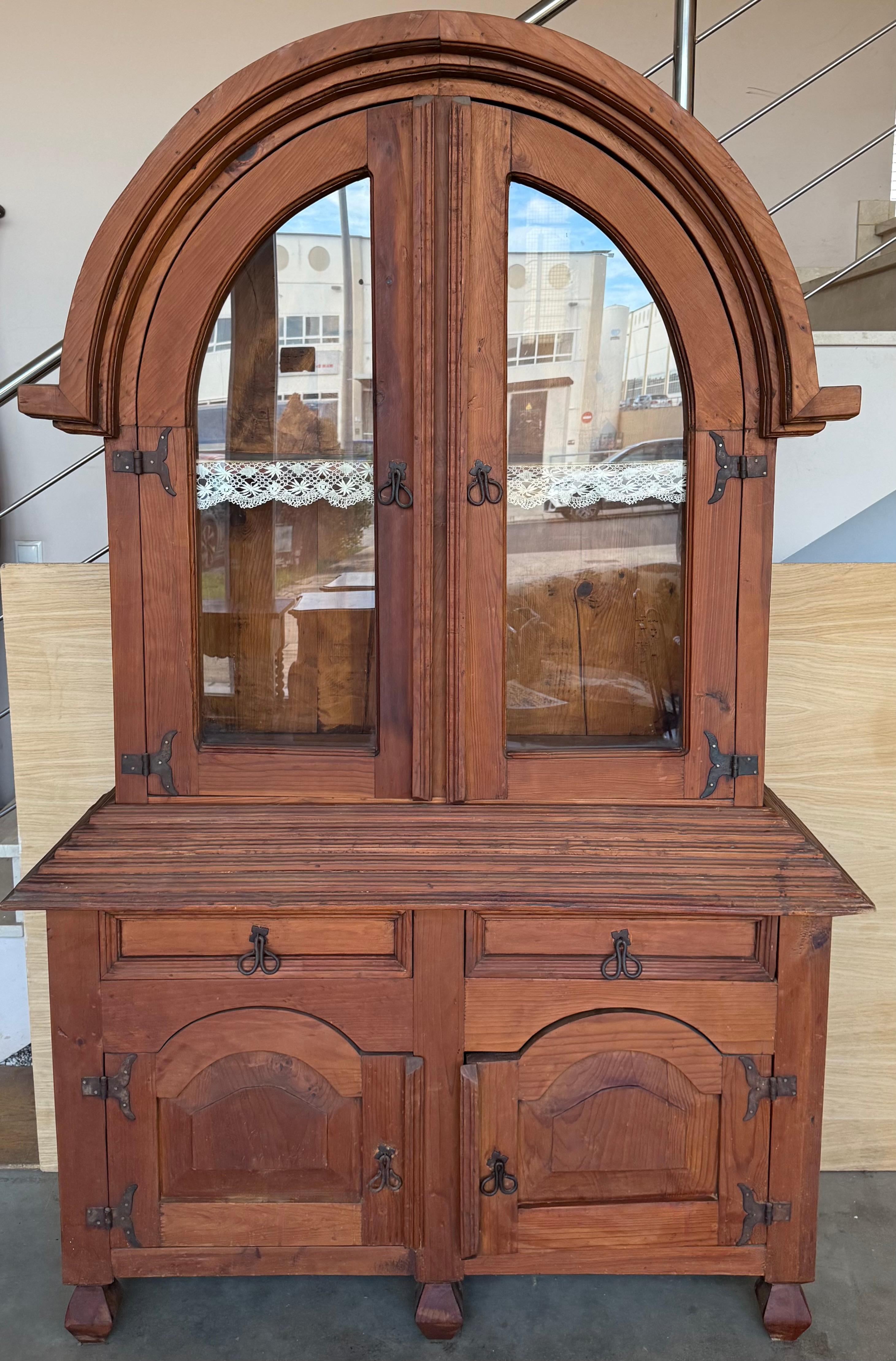 Rustique Armoire ou placard rustique du début du 20e siècle en chêne massif avec façade vitrée en vente