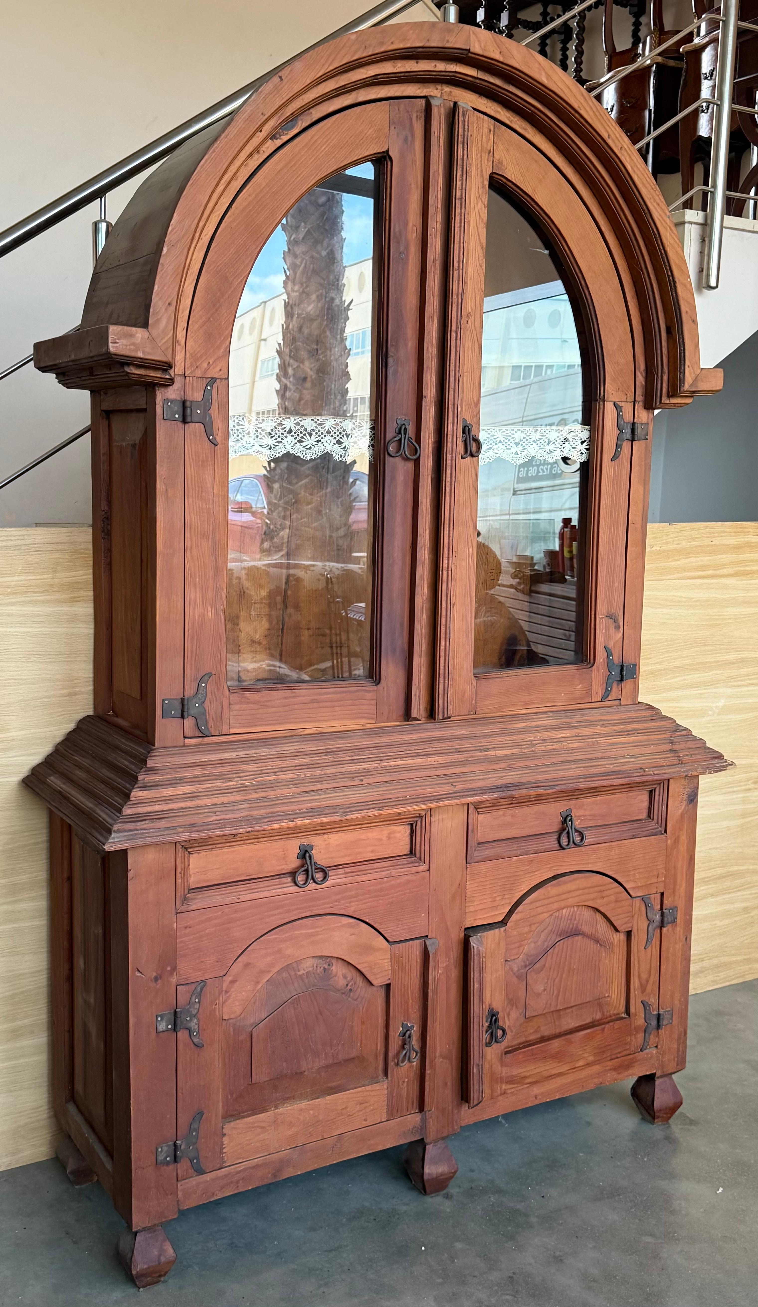 Espagnol Armoire ou placard rustique du début du 20e siècle en chêne massif avec façade vitrée en vente