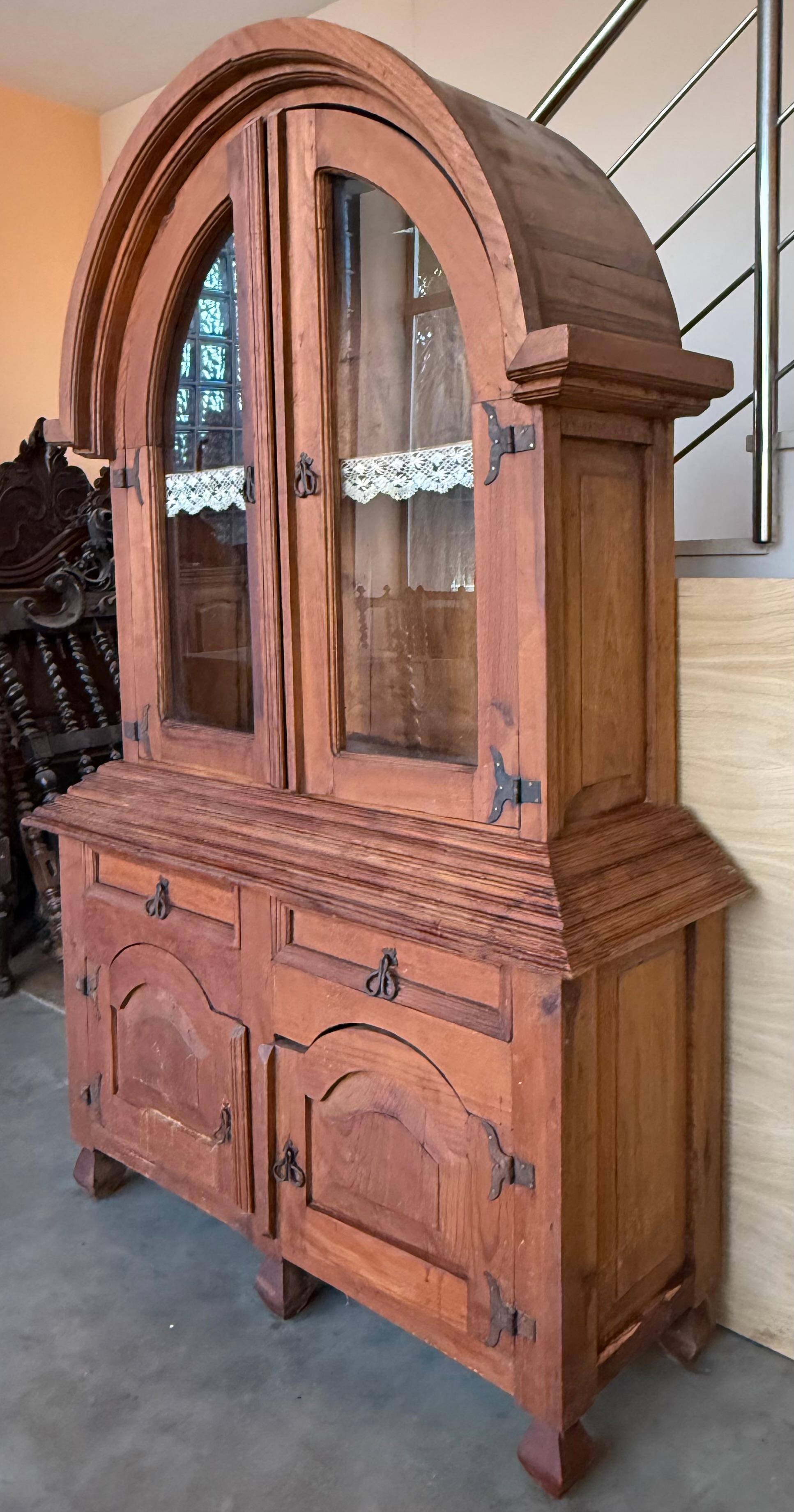 Armoire ou placard rustique du début du 20e siècle en chêne massif avec façade vitrée Bon état - En vente à Miami, FL