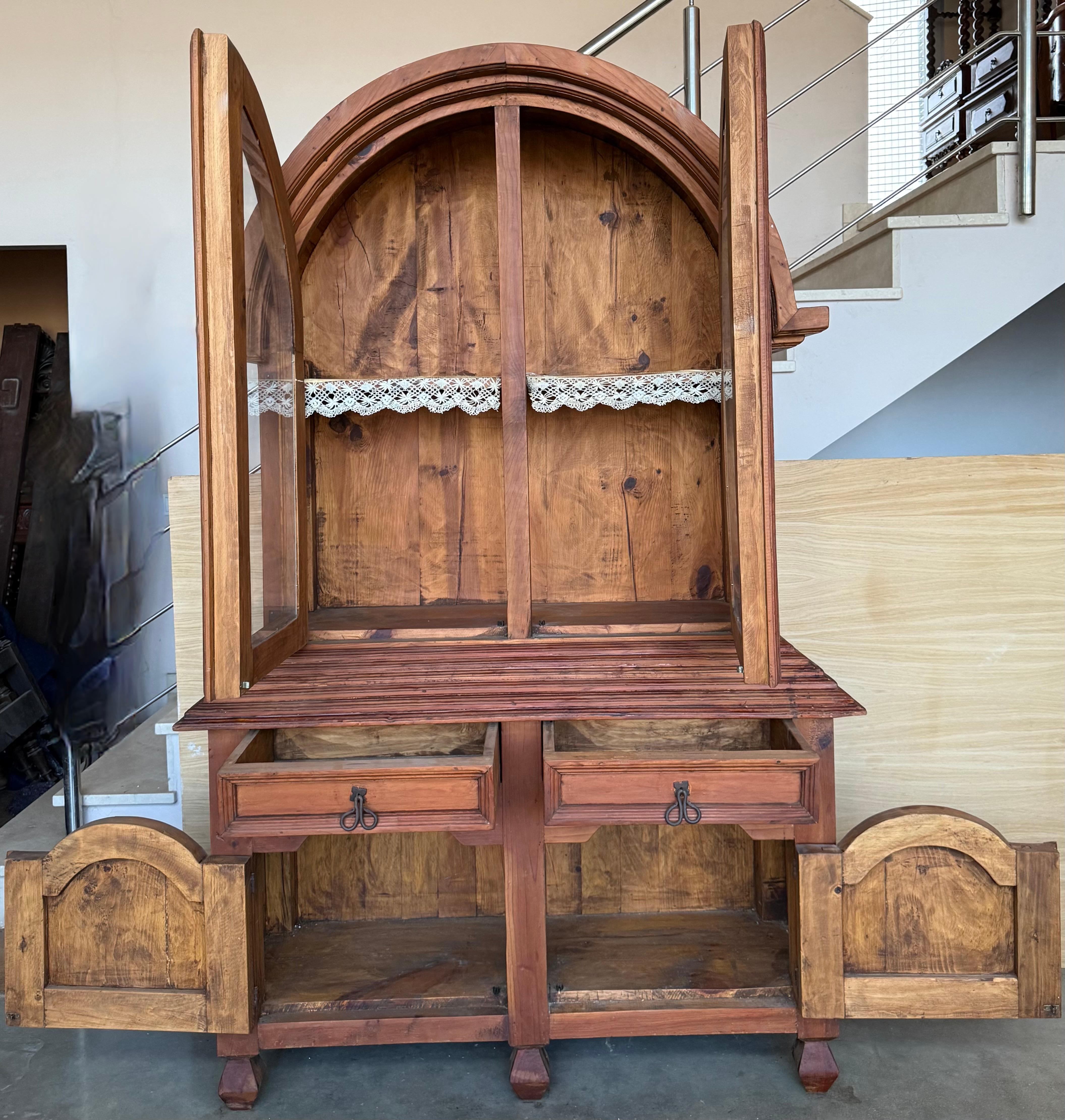 20ième siècle Armoire ou placard rustique du début du 20e siècle en chêne massif avec façade vitrée en vente