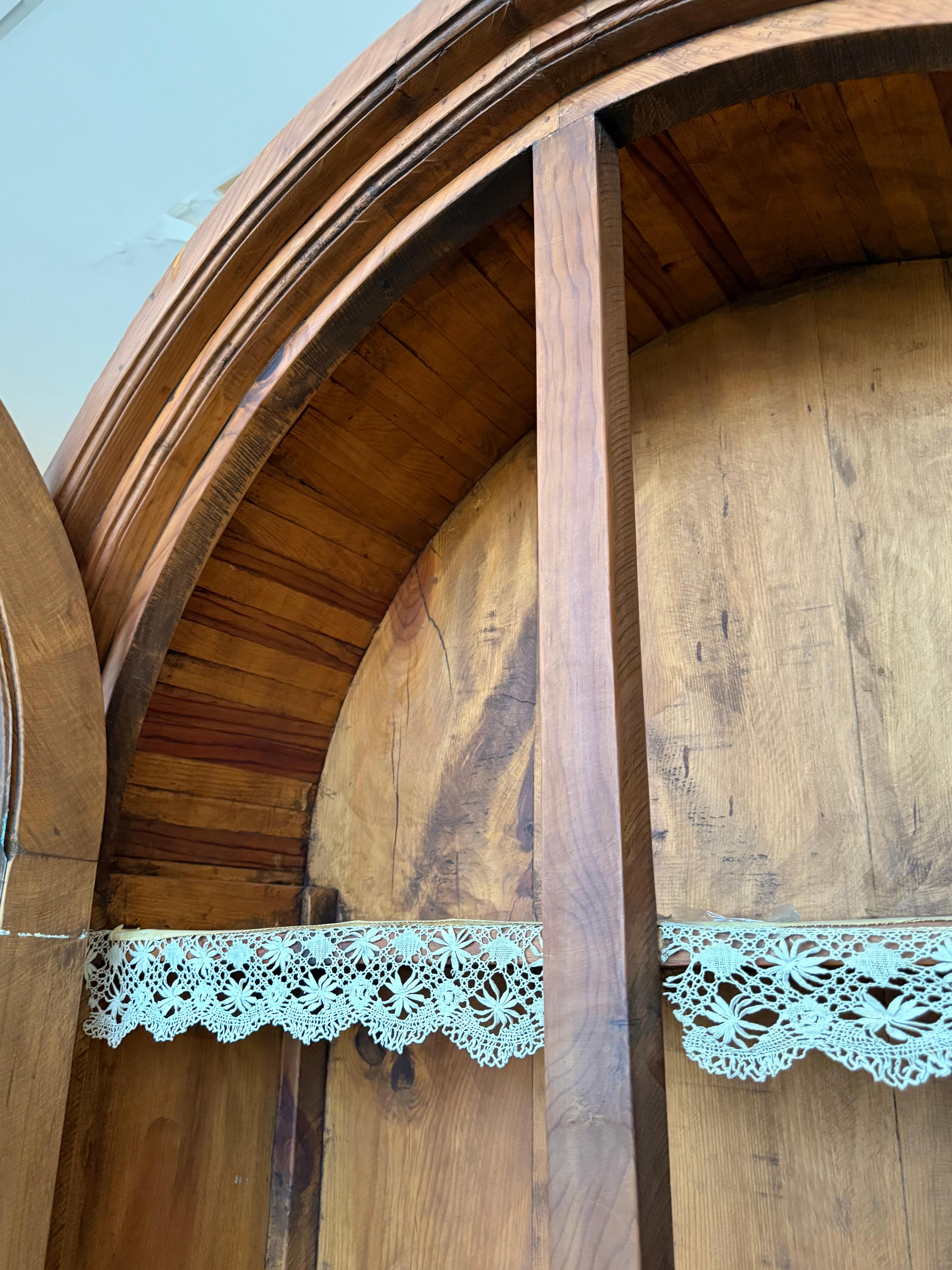 Chêne Armoire ou placard rustique du début du 20e siècle en chêne massif avec façade vitrée en vente