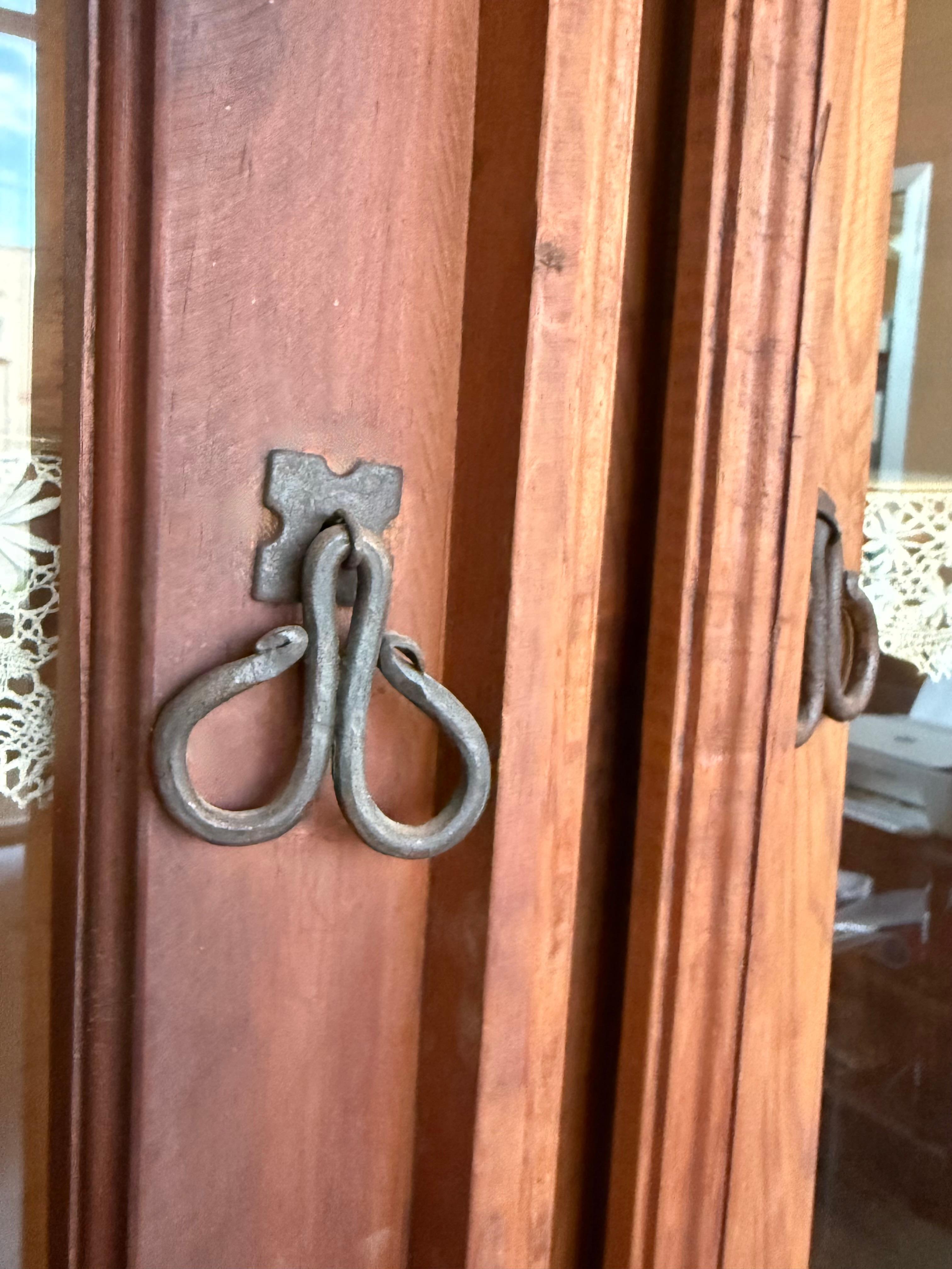 Armoire ou placard rustique du début du 20e siècle en chêne massif avec façade vitrée en vente 1