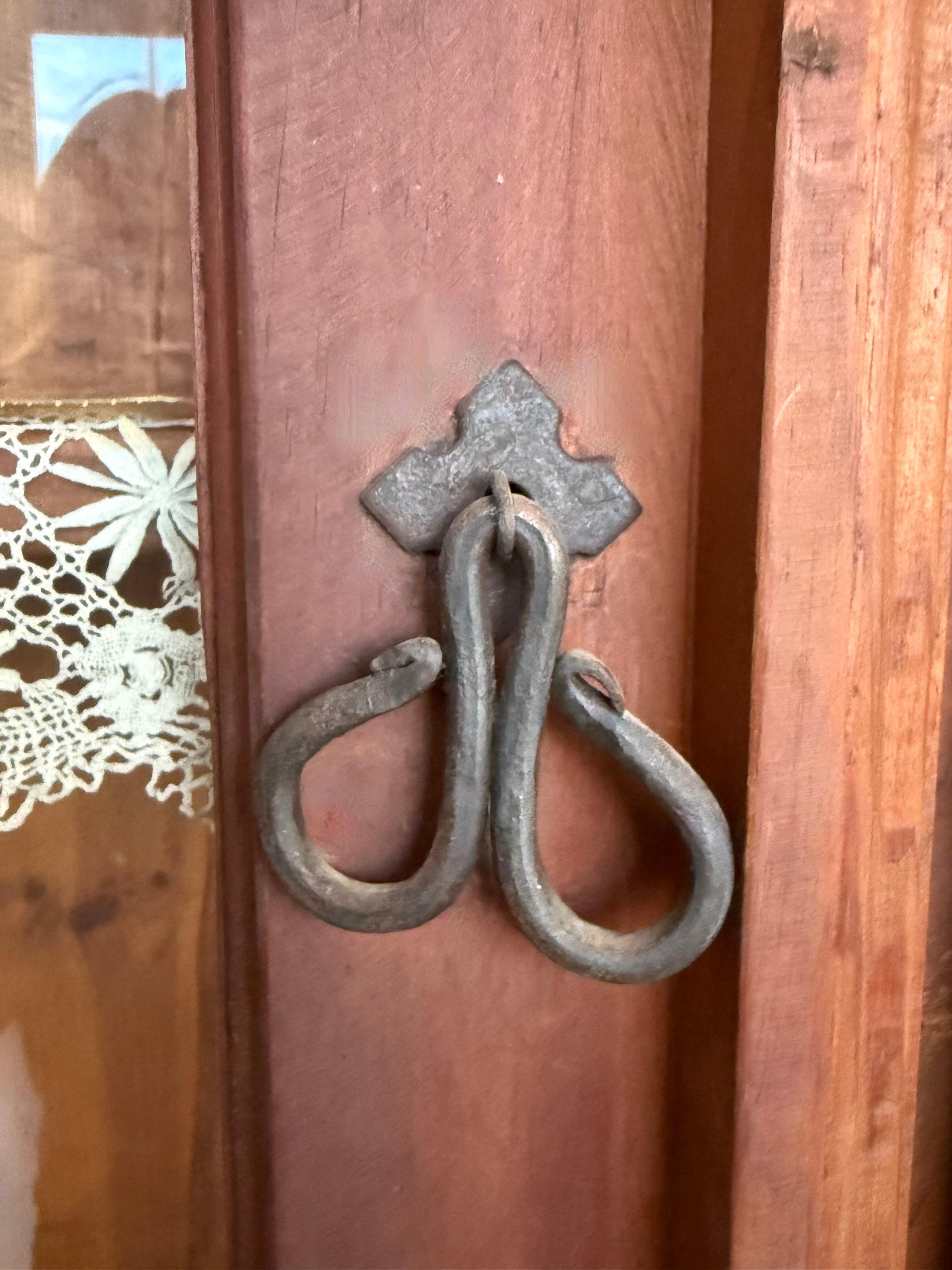 Armoire ou placard rustique du début du 20e siècle en chêne massif avec façade vitrée en vente 2