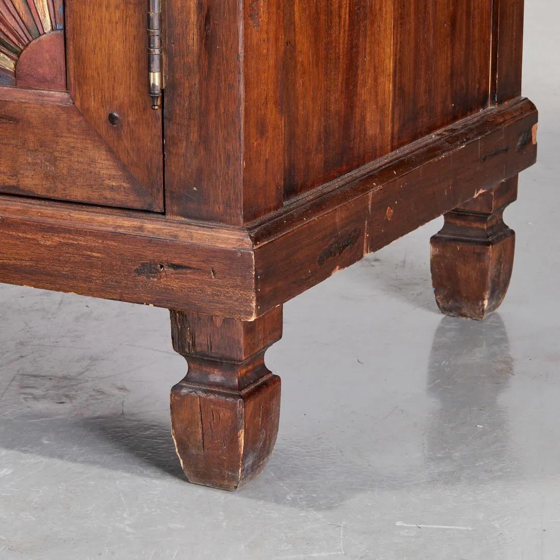 Legno Armoire dipinto in policromia in stile Folk rustico dei primi del Novecento in vendita