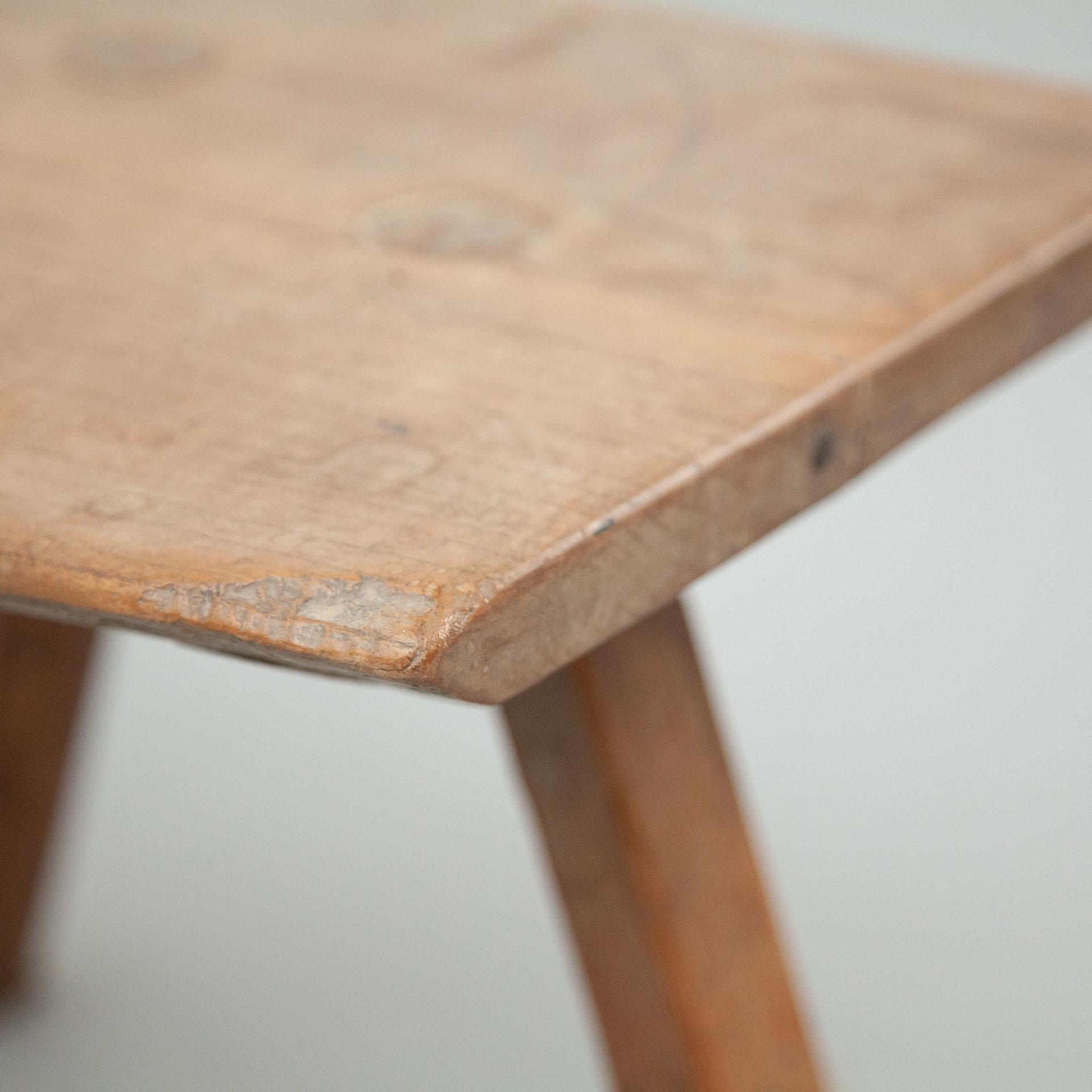 Early 20th Century Rustic French Stool in Wood In Good Condition In Barcelona, Barcelona