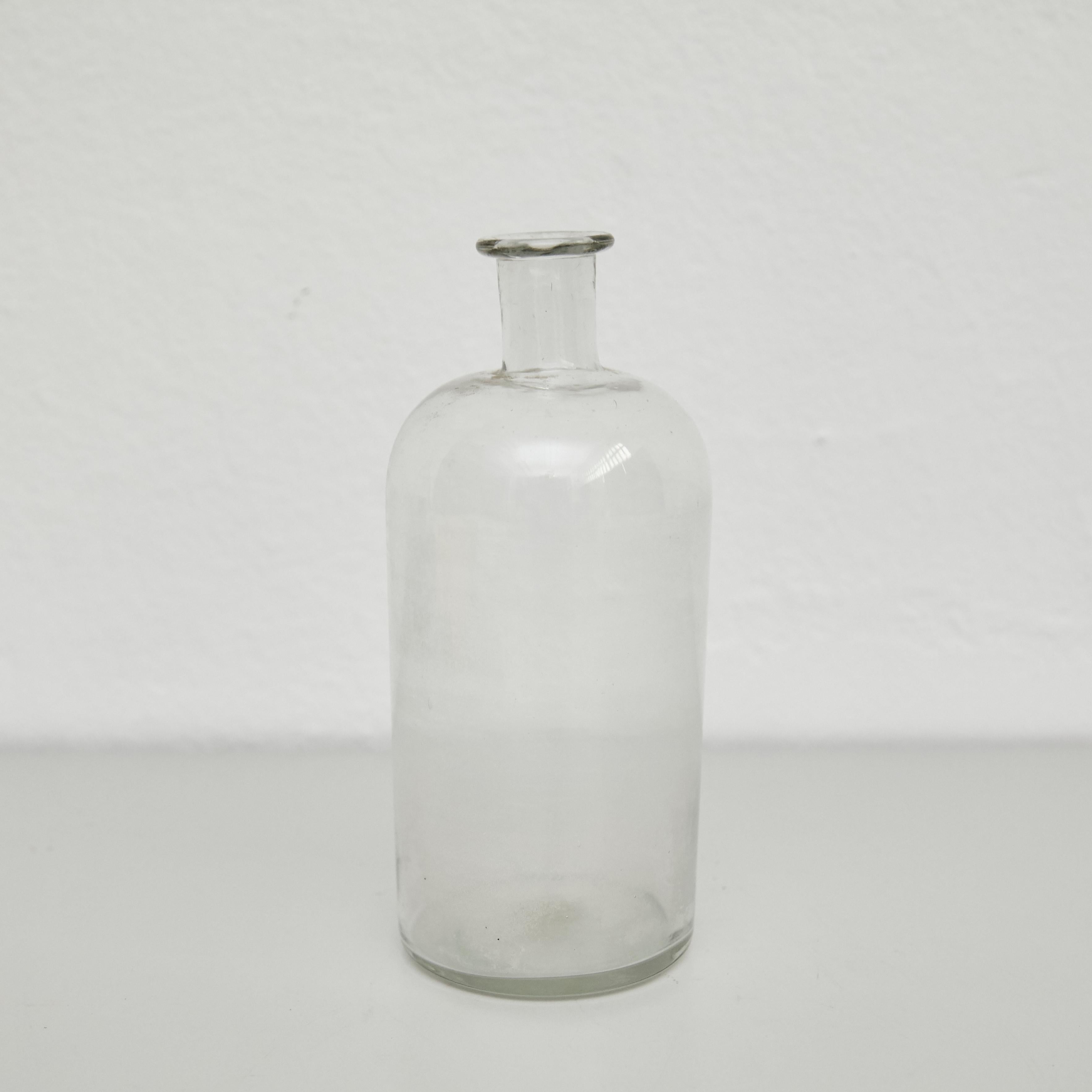 Early 20th century glass bottle
By unknown manufacturer, Spain.

In original condition, with minor wear consistent with age and use, preserving a beautiful patina.

Materials:
Glass

Dimensions:
ø 9.5 cm x H 22.5 cm.