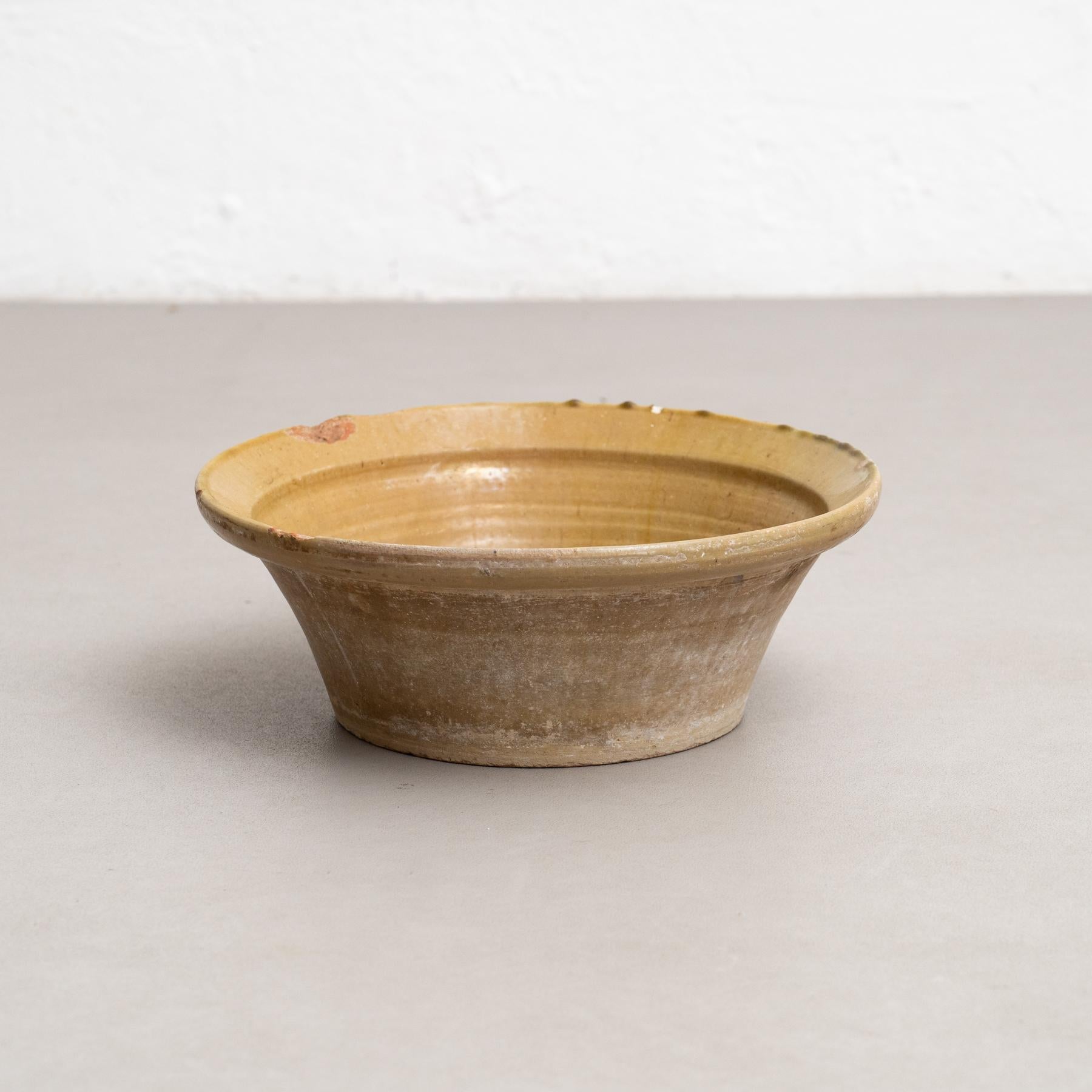 Améliorez votre collection avec ce centre de table en céramique rustique verte du début du 20e siècle, fabriqué par un artisan inconnu en Espagne vers 1940. Cette superbe pièce met en valeur le charme intemporel et le savoir-faire artisanal des