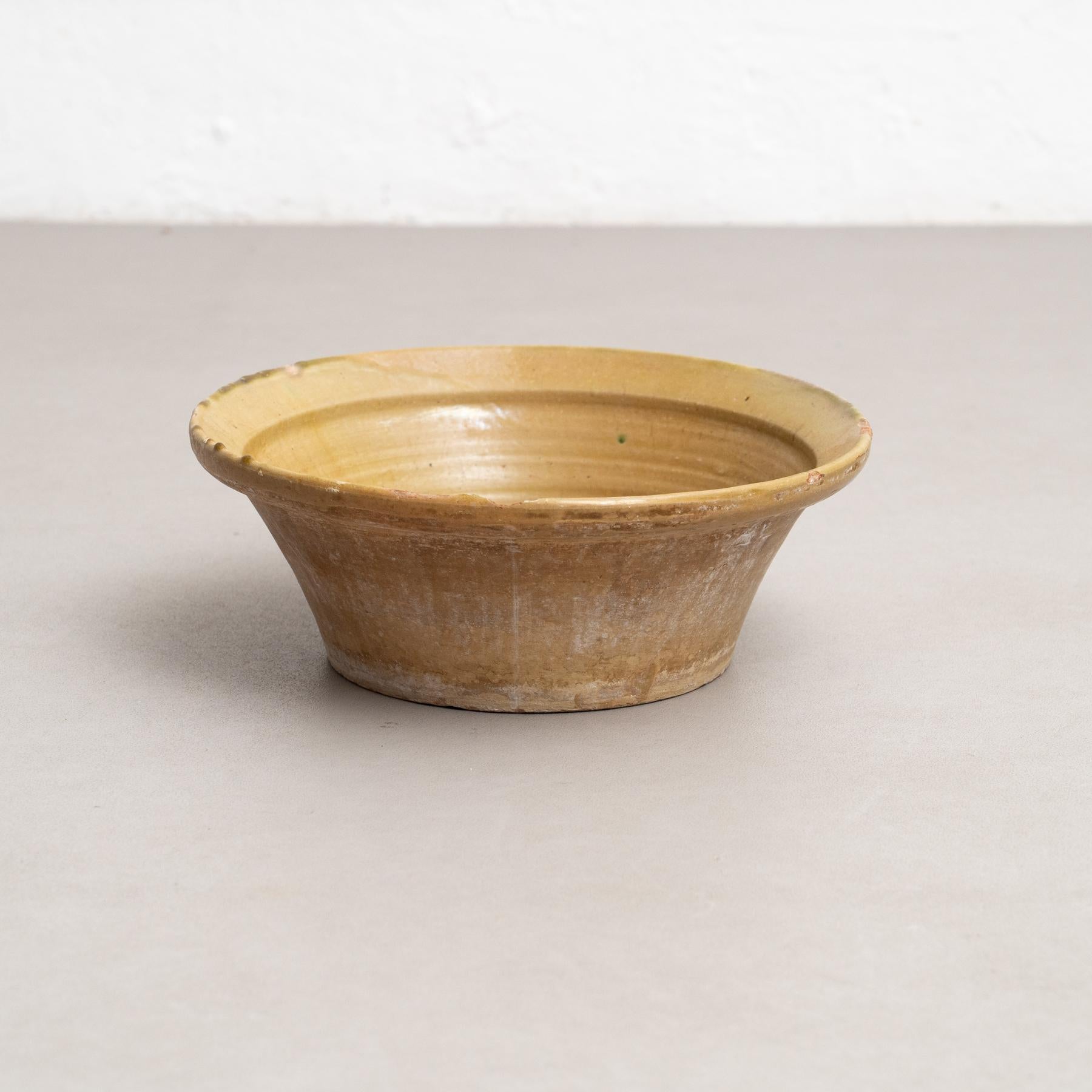 Espagnol Centre de table en céramique rustique fait à la main au début du 20e siècle en vente