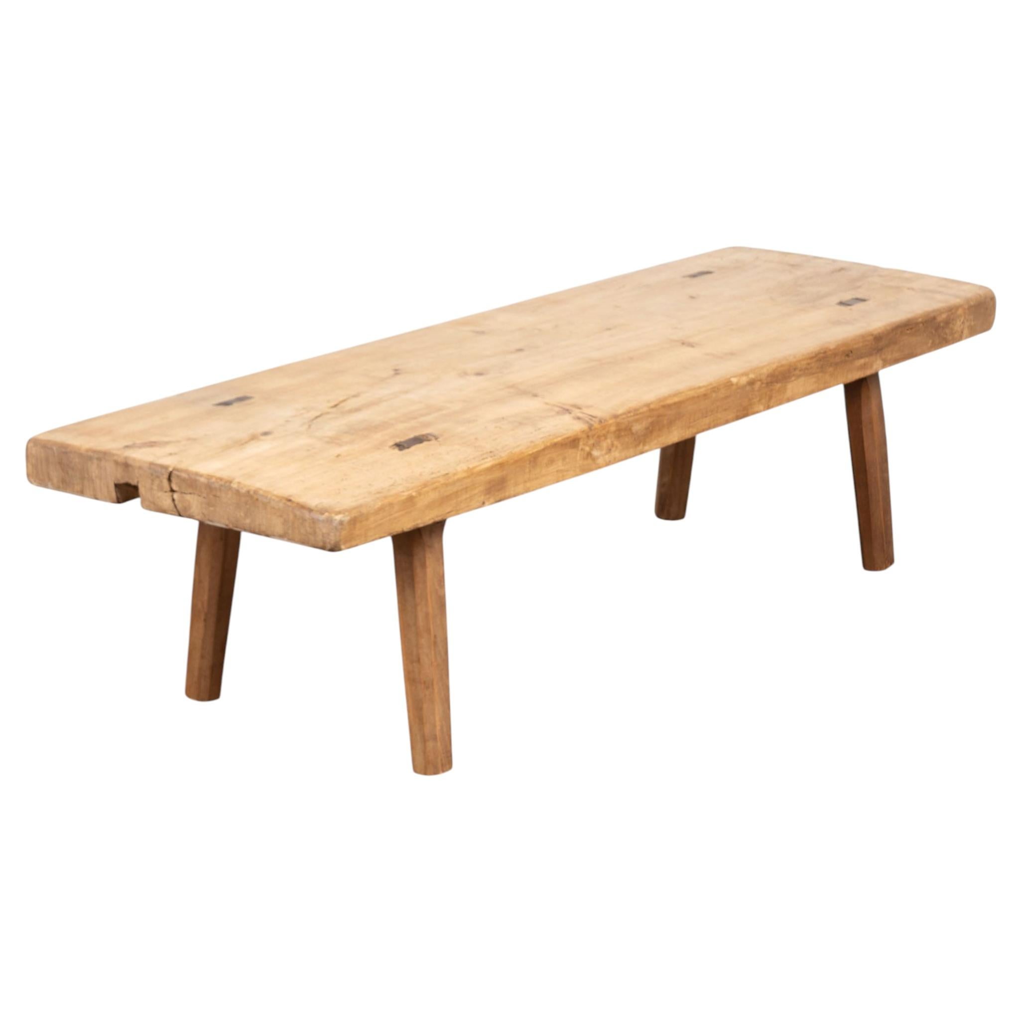 Mesa baja rústica húngara de principios del siglo XX