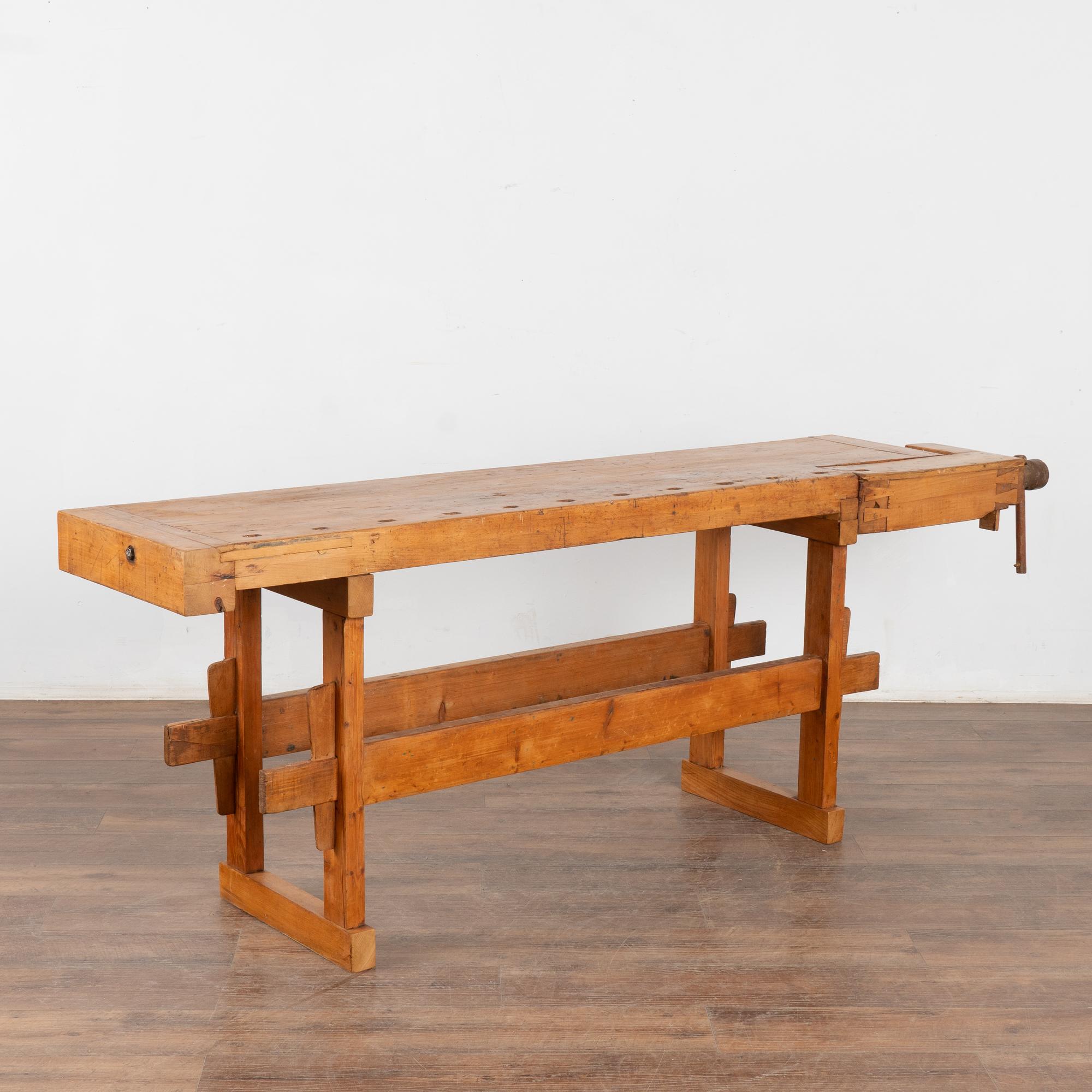 Table console étroite d'établi de charpentier rustique du début du 20e siècle 3