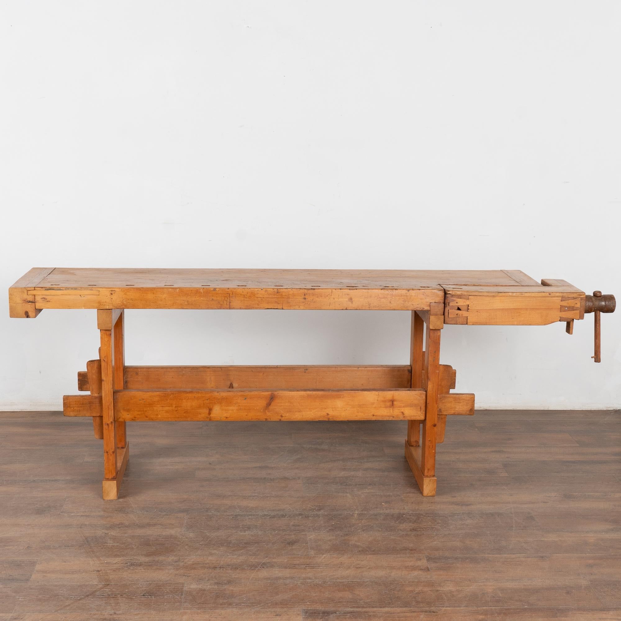 Rustique Table console étroite d'établi de charpentier rustique du début du 20e siècle