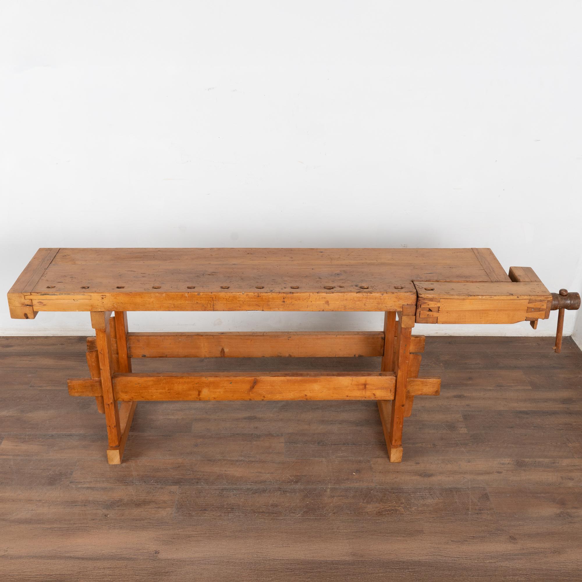 Hongrois Table console étroite d'établi de charpentier rustique du début du 20e siècle