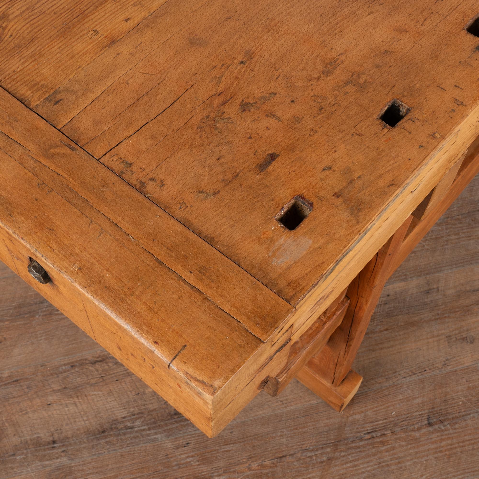 Table console étroite d'établi de charpentier rustique du début du 20e siècle Bon état à Round Top, TX